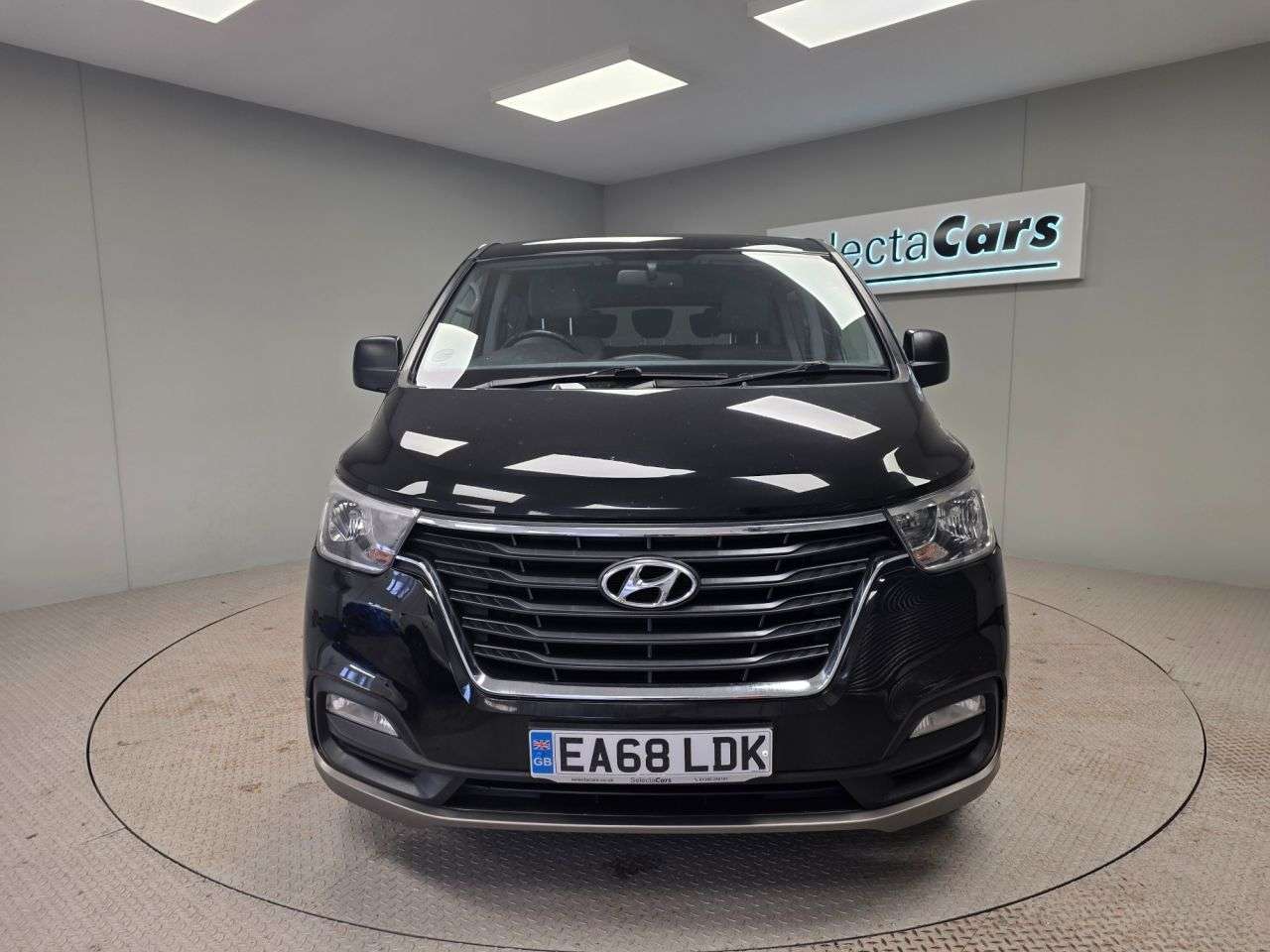 A 2018 HYUNDAI I800 2.5 CRDi SE Nav MPV 5dr Diesel Manual Euro 6 (136 ps) A 2018 HYUNDAI I800 2.5 CRDi SE Nav MPV 5dr Diesel Manual Euro 6 (136 ps)