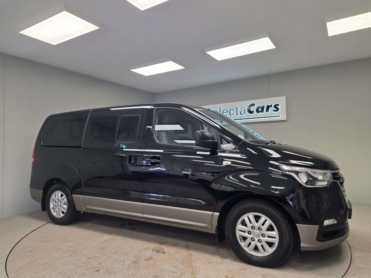 A 2018 HYUNDAI I800 2.5 CRDi SE Nav MPV 5dr Diesel Manual Euro 6 (136 ps) A 2018 HYUNDAI I800 2.5 CRDi SE Nav MPV 5dr Diesel Manual Euro 6 (136 ps)