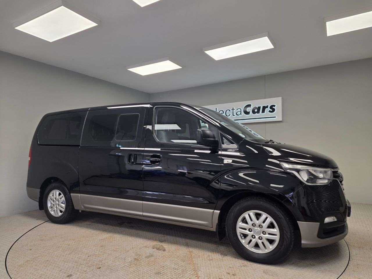 A 2018 HYUNDAI I800 2.5 CRDi SE Nav MPV 5dr Diesel Manual Euro 6 (136 ps) A 2018 HYUNDAI I800 2.5 CRDi SE Nav MPV 5dr Diesel Manual Euro 6 (136 ps)