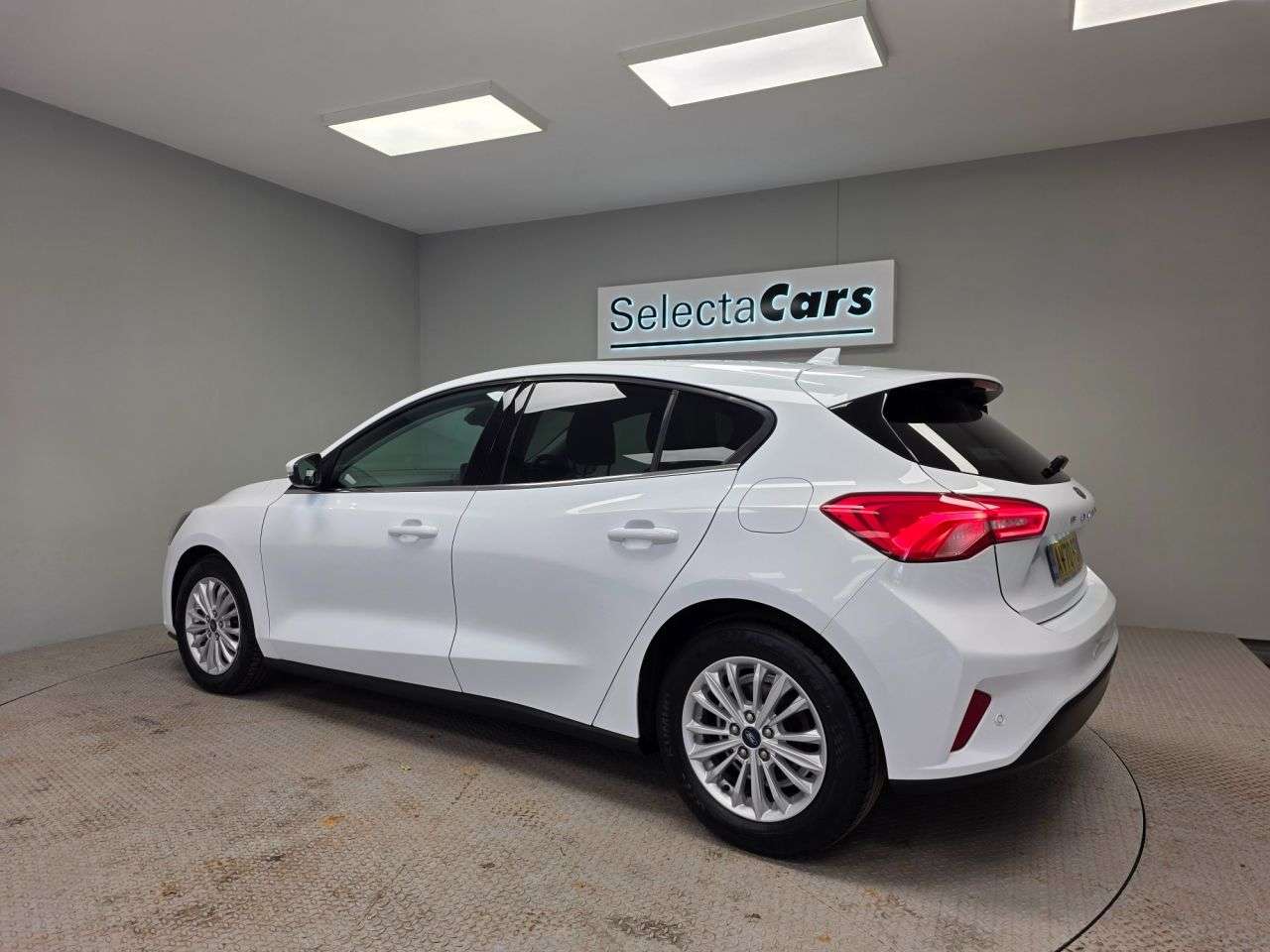 A 2020 FORD FOCUS 1.0T EcoBoost Titanium Hatchback 5dr Petrol Manual Euro 6 (s/s) (125 ps) A 2020 FORD FOCUS 1.0T EcoBoost Titanium Hatchback 5dr Petrol Manual Euro 6 (s/s) (125 ps)