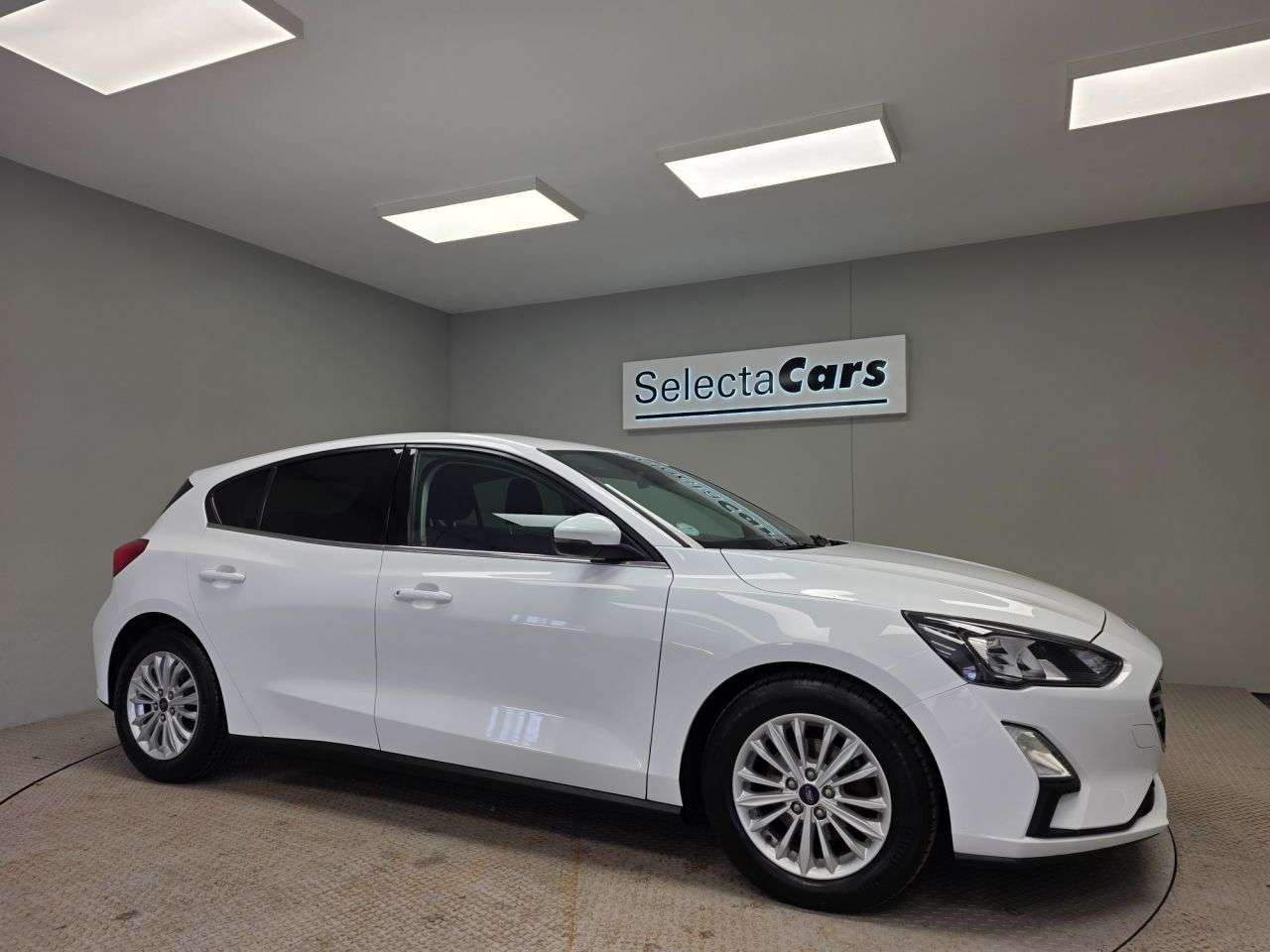 A 2020 FORD FOCUS 1.0T EcoBoost Titanium Hatchback 5dr Petrol Manual Euro 6 (s/s) (125 ps) A 2020 FORD FOCUS 1.0T EcoBoost Titanium Hatchback 5dr Petrol Manual Euro 6 (s/s) (125 ps)