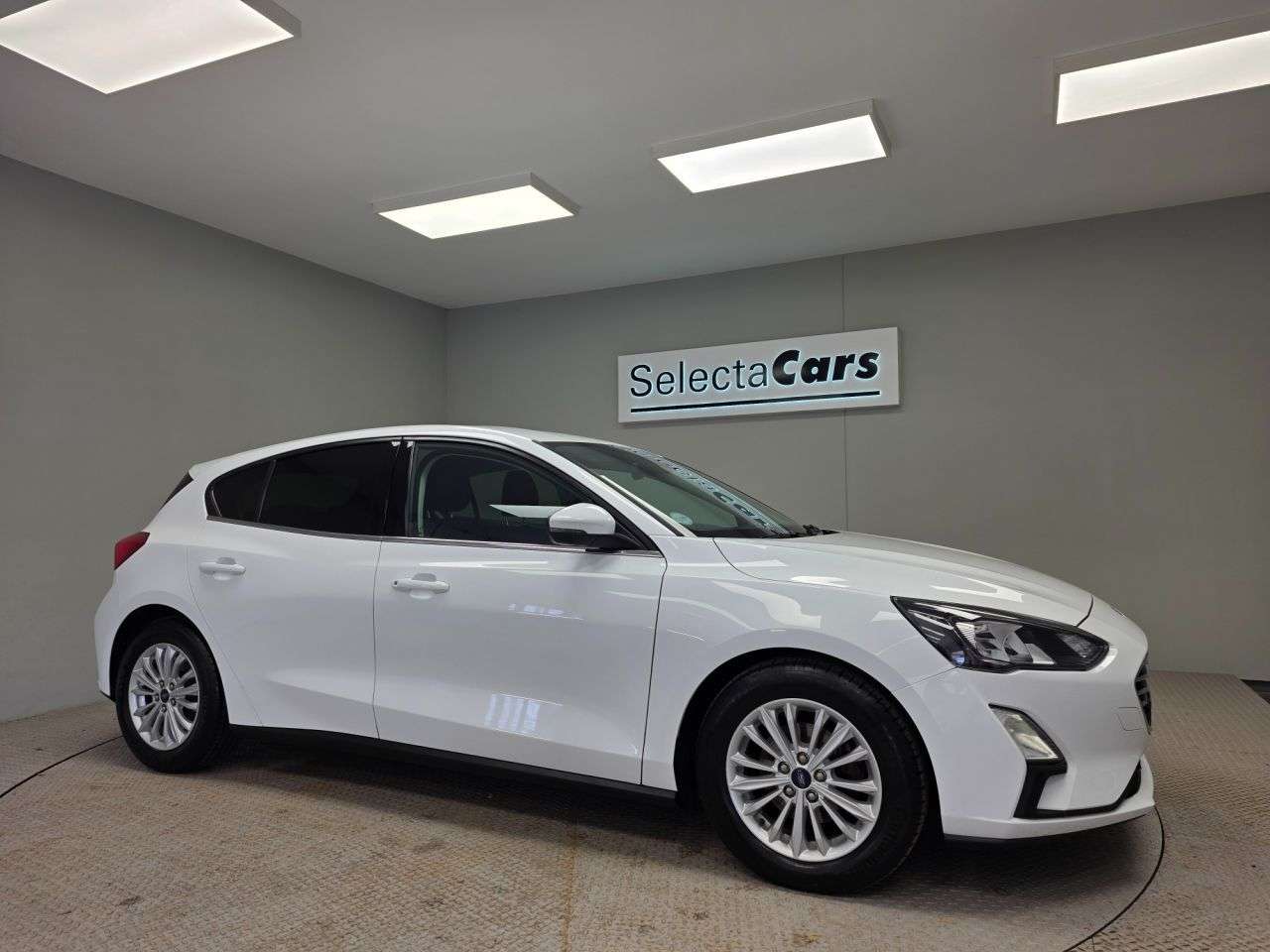 A 2020 FORD FOCUS 1.0T EcoBoost Titanium Hatchback 5dr Petrol Manual Euro 6 (s/s) (125 ps) A 2020 FORD FOCUS 1.0T EcoBoost Titanium Hatchback 5dr Petrol Manual Euro 6 (s/s) (125 ps)