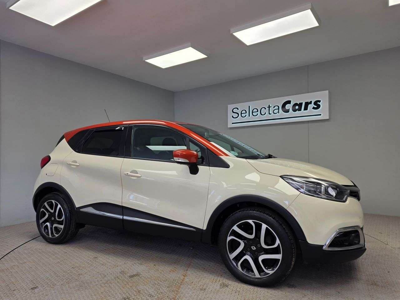 A 2016 RENAULT CAPTUR 0.9 TCe ENERGY Dynamique S Nav SUV 5dr Petrol Manual Euro 6 (s/s) (90 ps) A 2016 RENAULT CAPTUR 0.9 TCe ENERGY Dynamique S Nav SUV 5dr Petrol Manual Euro 6 (s/s) (90 ps)
