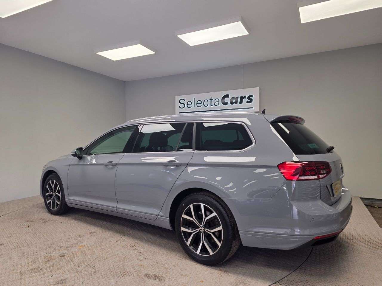 A 2022 VOLKSWAGEN PASSAT 1.5 TSI EVO SEL Estate 5dr Petrol DSG Euro 6 (s/s) (150 ps) A 2022 VOLKSWAGEN PASSAT 1.5 TSI EVO SEL Estate 5dr Petrol DSG Euro 6 (s/s) (150 ps)