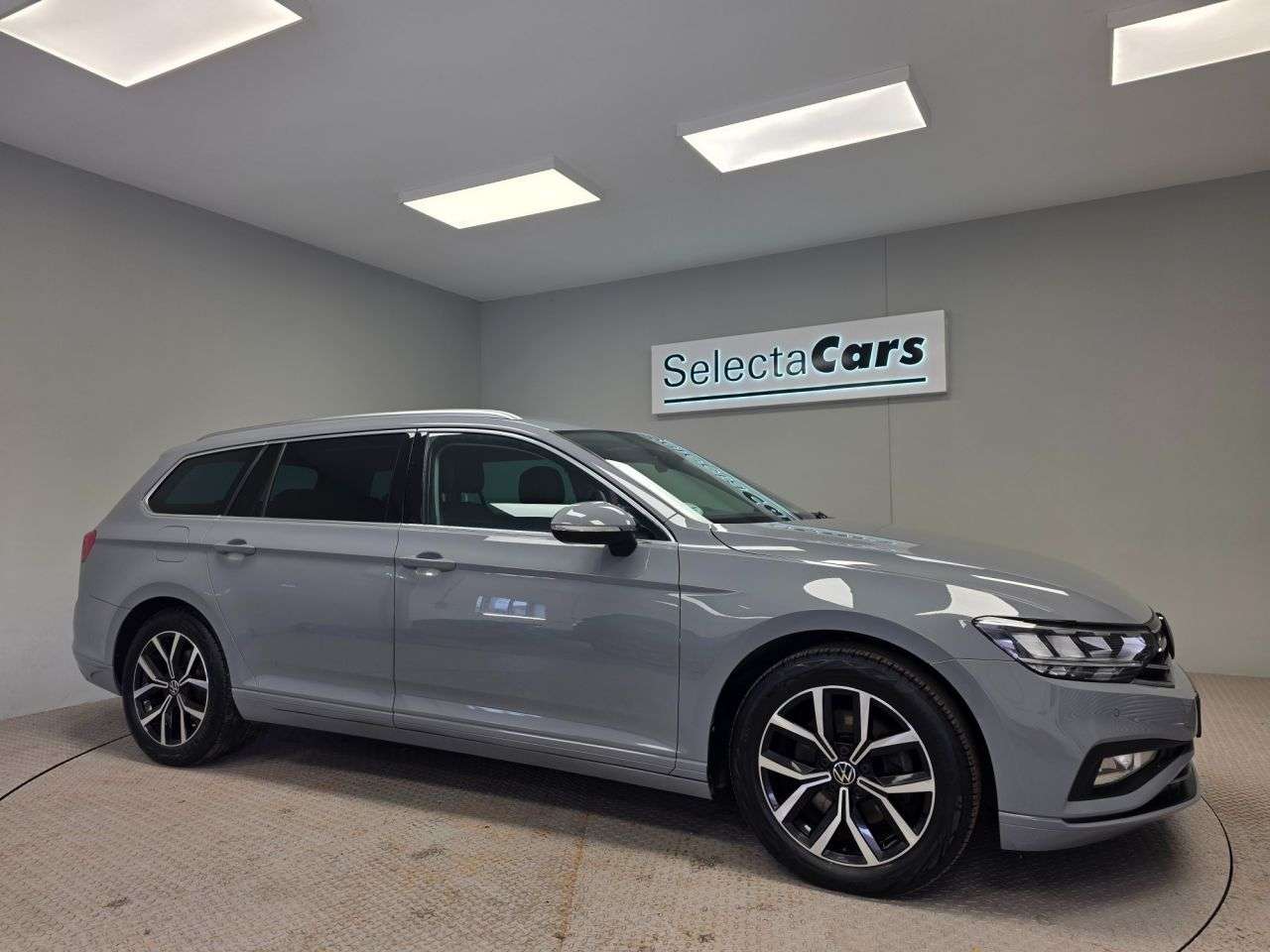 A 2022 VOLKSWAGEN PASSAT 1.5 TSI EVO SEL Estate 5dr Petrol DSG Euro 6 (s/s) (150 ps) A 2022 VOLKSWAGEN PASSAT 1.5 TSI EVO SEL Estate 5dr Petrol DSG Euro 6 (s/s) (150 ps)