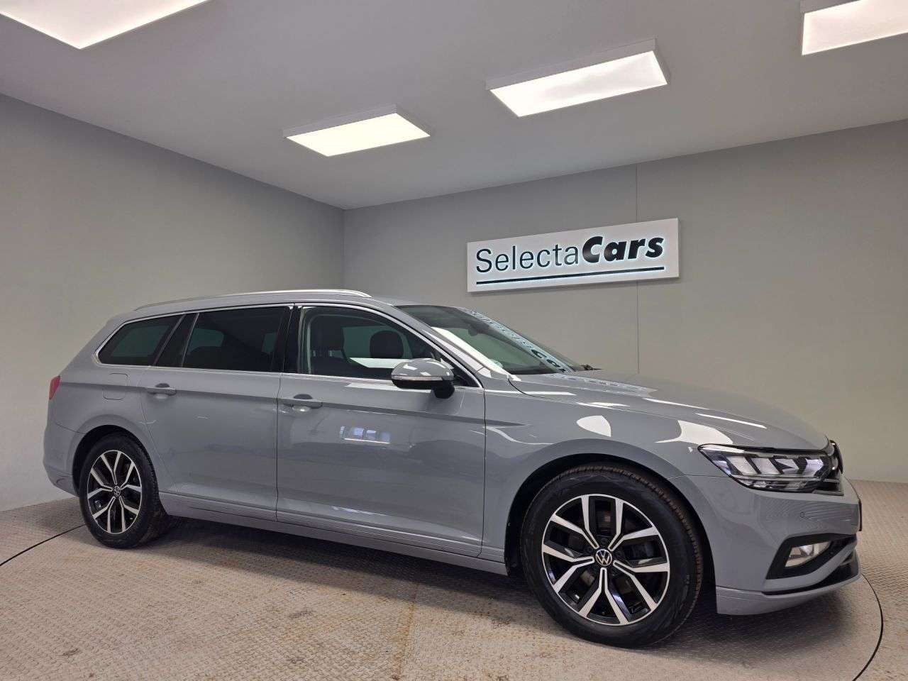 A 2022 VOLKSWAGEN PASSAT 1.5 TSI EVO SEL Estate 5dr Petrol DSG Euro 6 (s/s) (150 ps) A 2022 VOLKSWAGEN PASSAT 1.5 TSI EVO SEL Estate 5dr Petrol DSG Euro 6 (s/s) (150 ps)