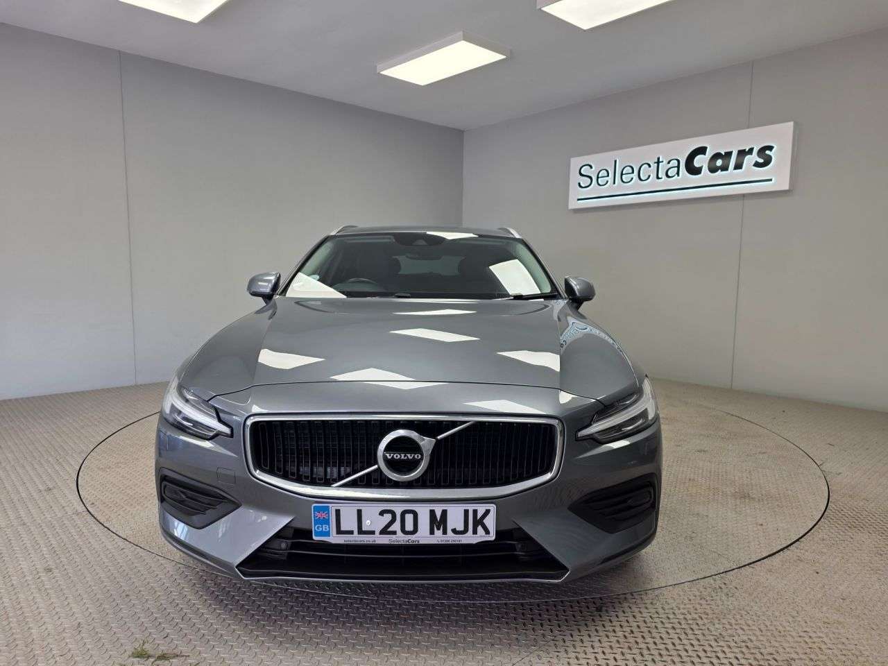 A 2020 VOLVO V60 2.0 T4 Momentum Plus Estate 5dr Petrol Auto Euro 6 (s/s) (190 ps) A 2020 VOLVO V60 2.0 T4 Momentum Plus Estate 5dr Petrol Auto Euro 6 (s/s) (190 ps)
