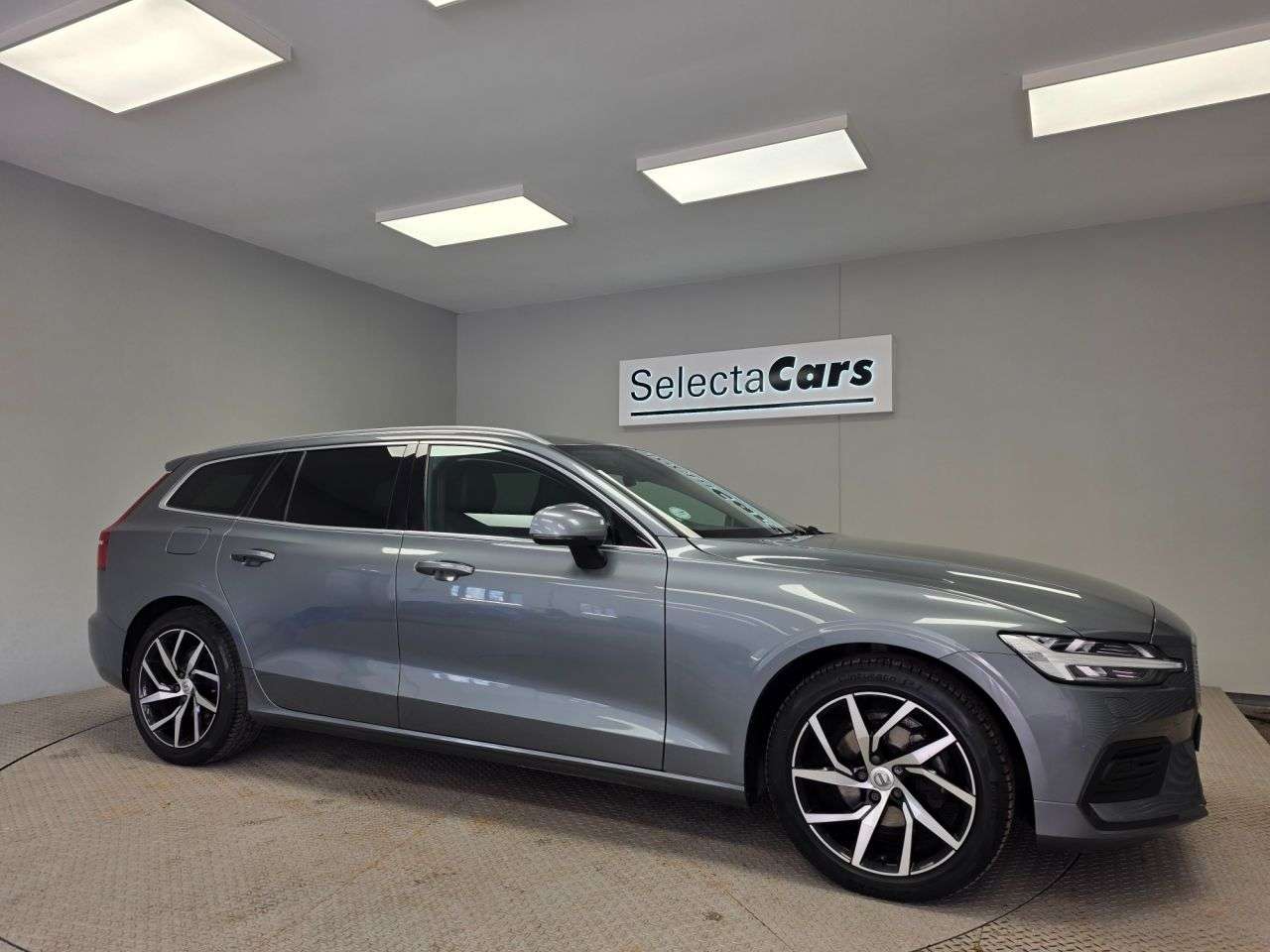 A 2020 VOLVO V60 2.0 T4 Momentum Plus Estate 5dr Petrol Auto Euro 6 (s/s) (190 ps) A 2020 VOLVO V60 2.0 T4 Momentum Plus Estate 5dr Petrol Auto Euro 6 (s/s) (190 ps)