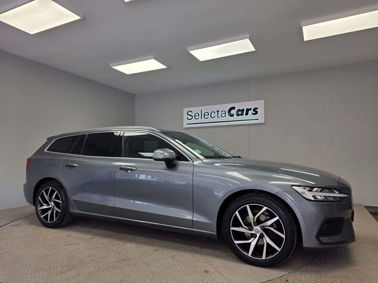 A 2020 VOLVO V60 2.0 T4 Momentum Plus Estate 5dr Petrol Auto Euro 6 (s/s) (190 ps) A 2020 VOLVO V60 2.0 T4 Momentum Plus Estate 5dr Petrol Auto Euro 6 (s/s) (190 ps)