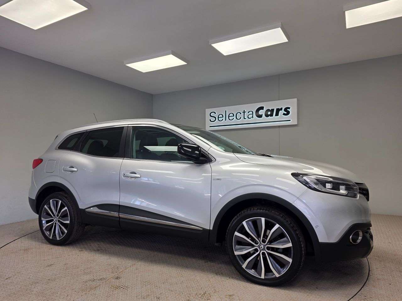 A 2017 RENAULT KADJAR 1.2 TCe Signature S Nav SUV 5dr Petrol EDC Euro 6 (s/s) (130 ps) A 2017 RENAULT KADJAR 1.2 TCe Signature S Nav SUV 5dr Petrol EDC Euro 6 (s/s) (130 ps)