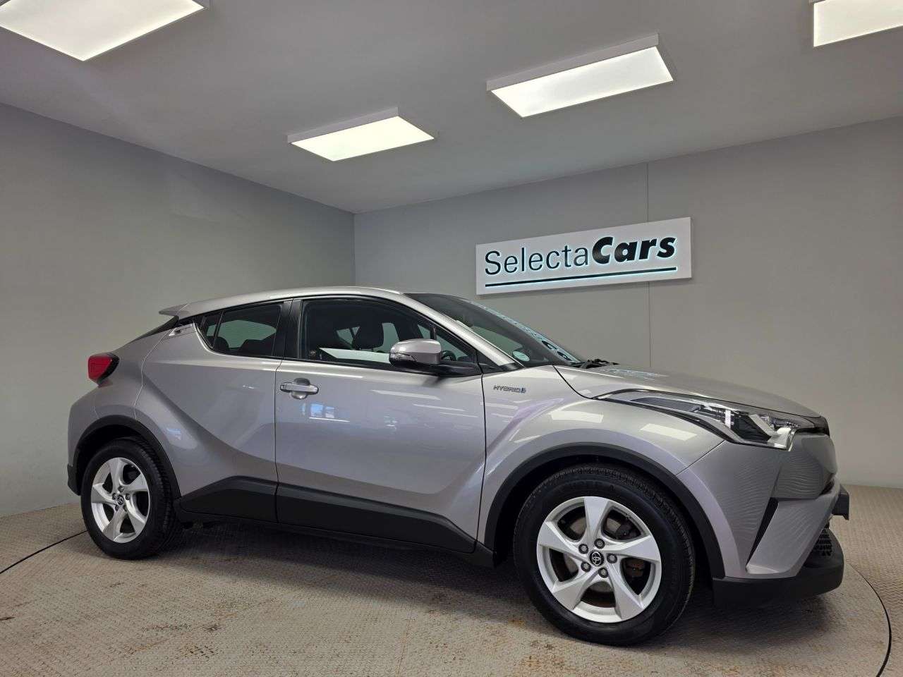 A 2018 TOYOTA C-HR 1.8 VVT-h Icon SUV 5dr Petrol Hybrid CVT Euro 6 (s/s) (122 ps) A 2018 TOYOTA C-HR 1.8 VVT-h Icon SUV 5dr Petrol Hybrid CVT Euro 6 (s/s) (122 ps)