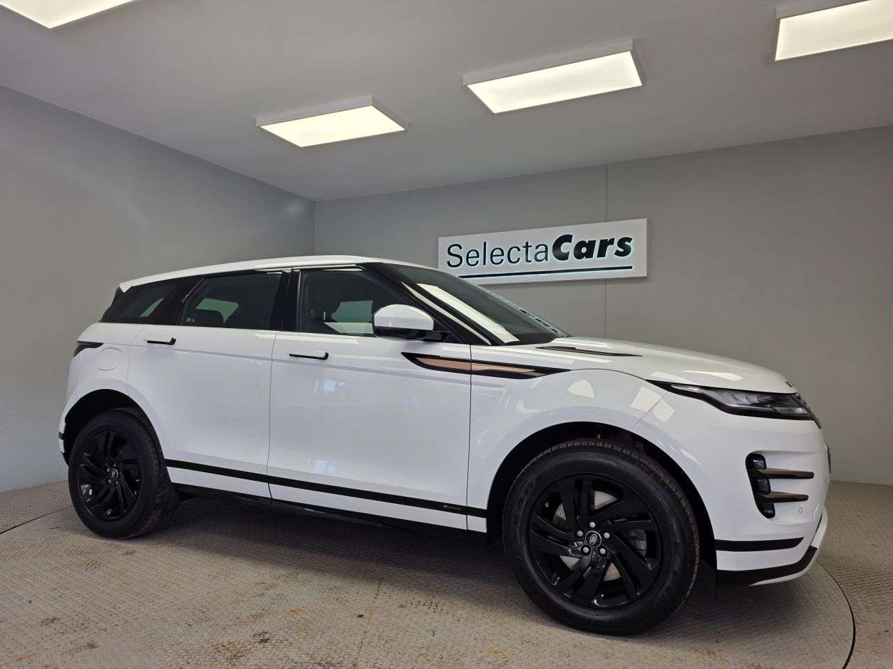 A 2019 LAND ROVER RANGE ROVER EVOQUE 2.0 D180 R-Dynamic S SUV 5dr Diesel Auto 4WD Euro 6 (s/s) (180 ps) A 2019 LAND ROVER RANGE ROVER EVOQUE 2.0 D180 R-Dynamic S SUV 5dr Diesel Auto 4WD Euro 6 (s/s) (180 ps)
