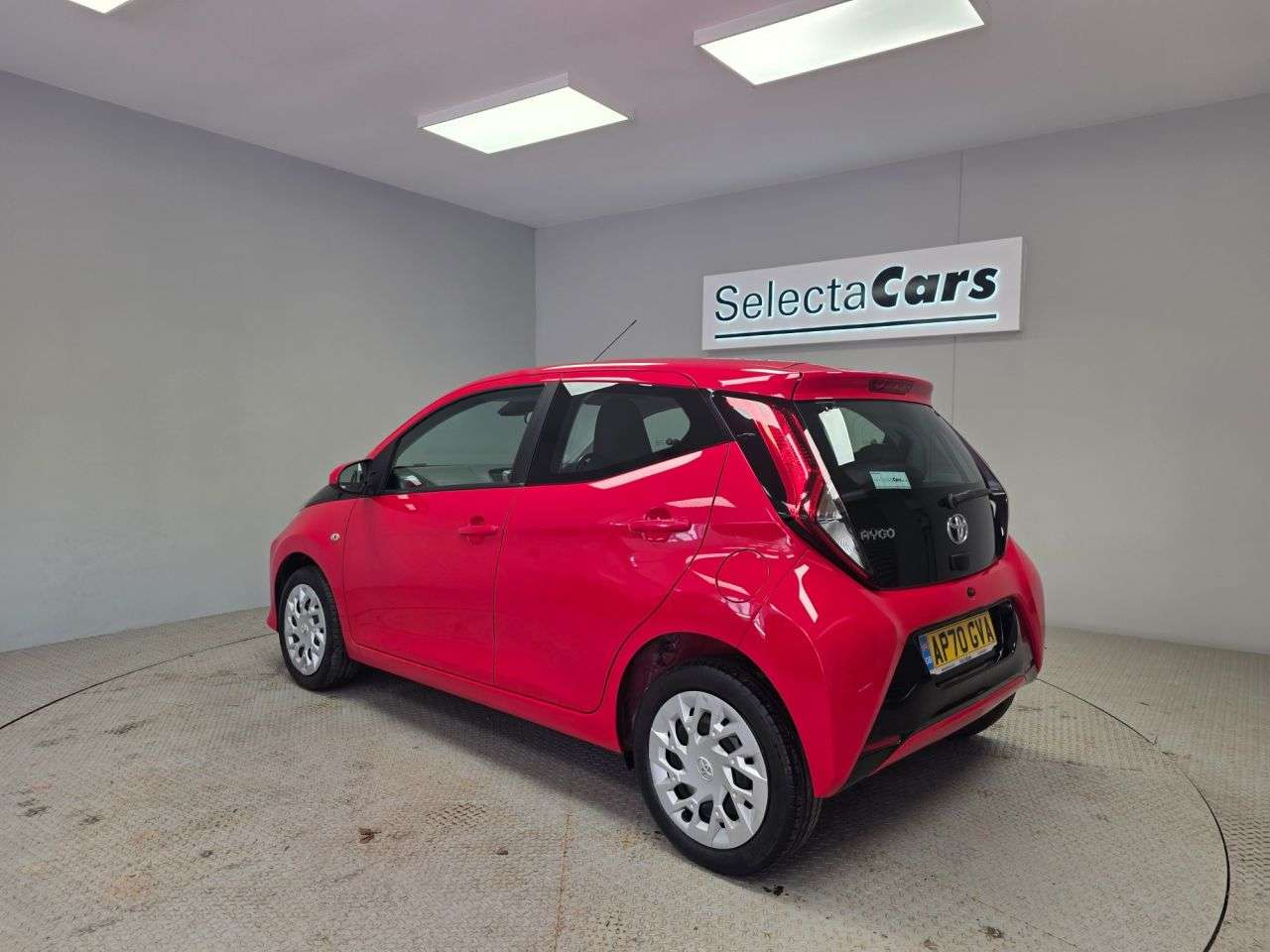 A 2020 TOYOTA AYGO 1.0 VVT-i x-play Hatchback 5dr Petrol Manual Euro 6 (Safety Sense) (71 ps) A 2020 TOYOTA AYGO 1.0 VVT-i x-play Hatchback 5dr Petrol Manual Euro 6 (Safety Sense) (71 ps)