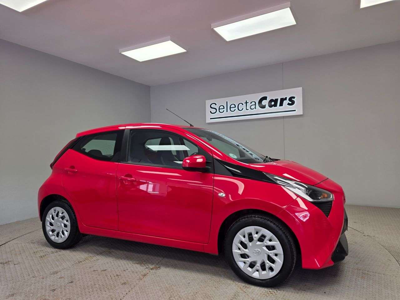 A 2020 TOYOTA AYGO 1.0 VVT-i x-play Hatchback 5dr Petrol Manual Euro 6 (Safety Sense) (71 ps) A 2020 TOYOTA AYGO 1.0 VVT-i x-play Hatchback 5dr Petrol Manual Euro 6 (Safety Sense) (71 ps)