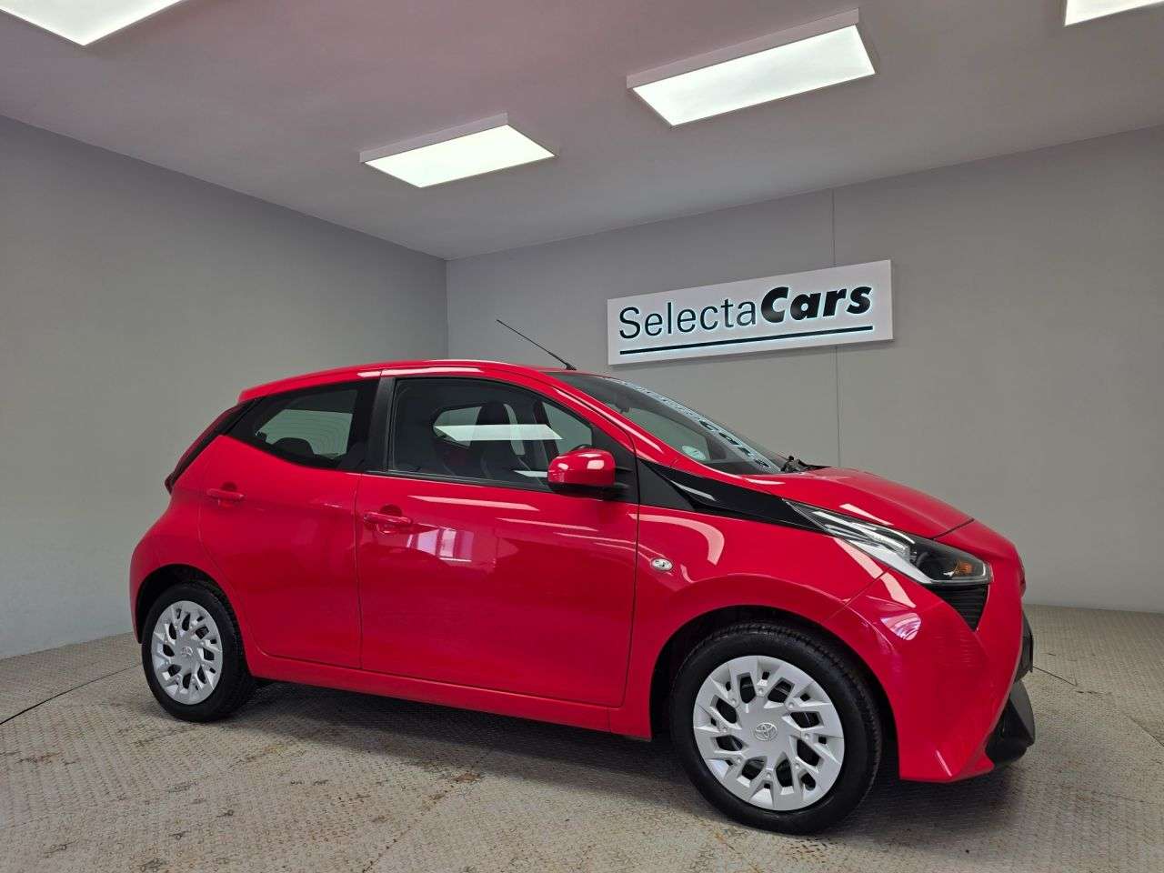 A 2020 TOYOTA AYGO 1.0 VVT-i x-play Hatchback 5dr Petrol Manual Euro 6 (Safety Sense) (71 ps) A 2020 TOYOTA AYGO 1.0 VVT-i x-play Hatchback 5dr Petrol Manual Euro 6 (Safety Sense) (71 ps)