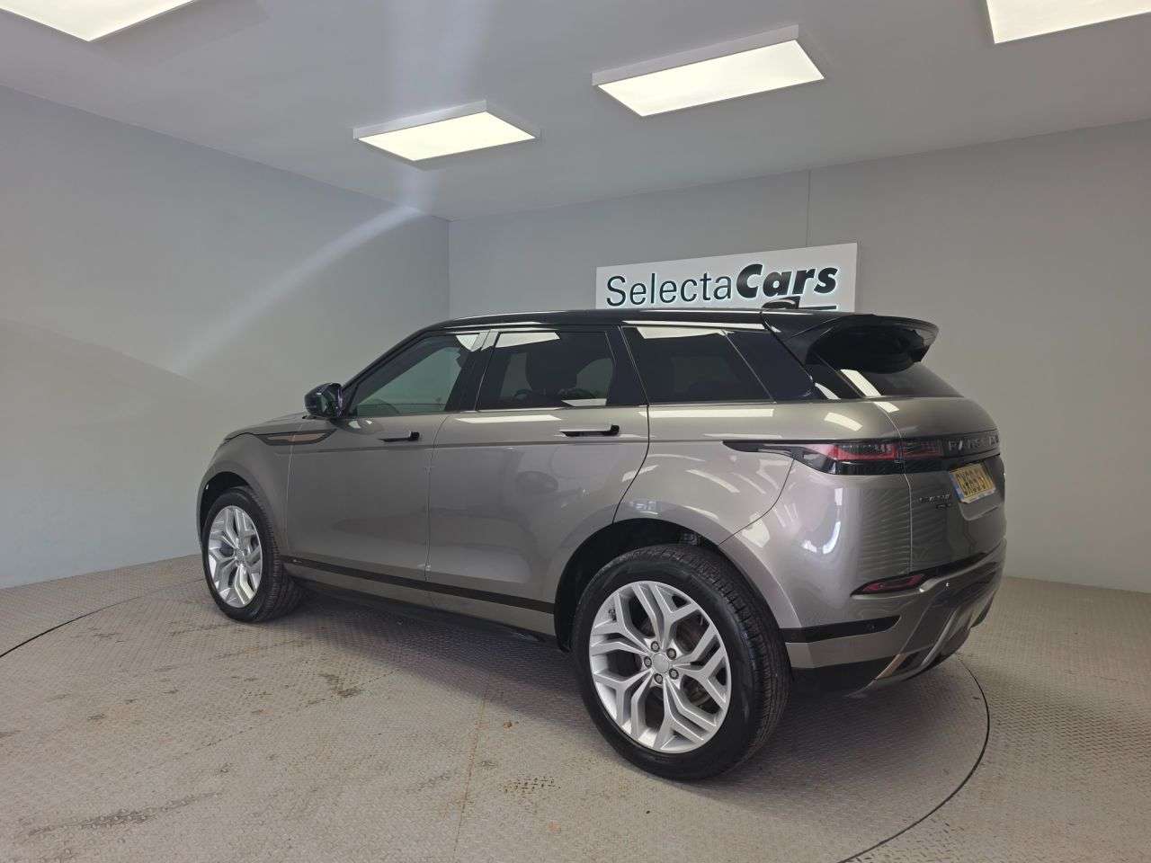 A 2019 LAND ROVER RANGE ROVER EVOQUE 2.0 D180 R-Dynamic SE SUV 5dr Diesel Auto 4WD Euro 6 (s/s) (180 ps) A 2019 LAND ROVER RANGE ROVER EVOQUE 2.0 D180 R-Dynamic SE SUV 5dr Diesel Auto 4WD Euro 6 (s/s) (180 ps)