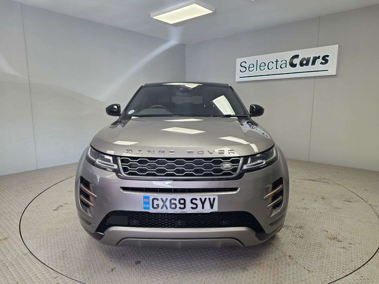A 2019 LAND ROVER RANGE ROVER EVOQUE 2.0 D180 R-Dynamic SE SUV 5dr Diesel Auto 4WD Euro 6 (s/s) (180 ps) A 2019 LAND ROVER RANGE ROVER EVOQUE 2.0 D180 R-Dynamic SE SUV 5dr Diesel Auto 4WD Euro 6 (s/s) (180 ps)