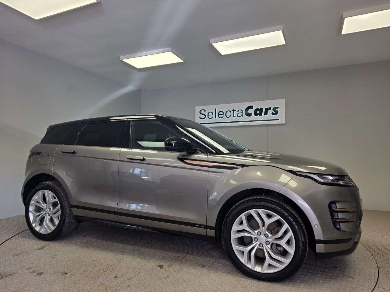 A 2019 LAND ROVER RANGE ROVER EVOQUE 2.0 D180 R-Dynamic SE SUV 5dr Diesel Auto 4WD Euro 6 (s/s) (180 ps) A 2019 LAND ROVER RANGE ROVER EVOQUE 2.0 D180 R-Dynamic SE SUV 5dr Diesel Auto 4WD Euro 6 (s/s) (180 ps)