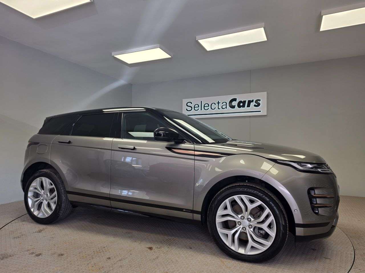 A 2019 LAND ROVER RANGE ROVER EVOQUE 2.0 D180 R-Dynamic SE SUV 5dr Diesel Auto 4WD Euro 6 (s/s) (180 ps) A 2019 LAND ROVER RANGE ROVER EVOQUE 2.0 D180 R-Dynamic SE SUV 5dr Diesel Auto 4WD Euro 6 (s/s) (180 ps)
