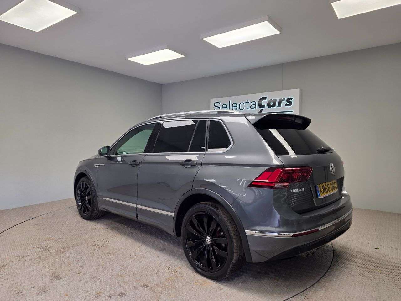 A 2018 VOLKSWAGEN TIGUAN 2.0 TDI R-Line SUV 5dr Diesel DSG 4Motion Euro 6 (s/s) (150 ps) A 2018 VOLKSWAGEN TIGUAN 2.0 TDI R-Line SUV 5dr Diesel DSG 4Motion Euro 6 (s/s) (150 ps)