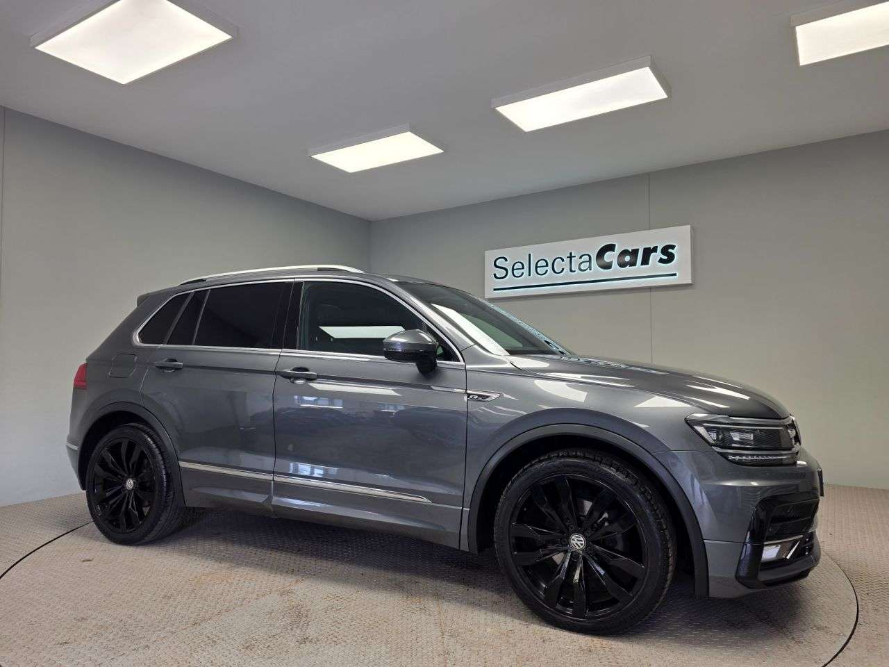 A 2018 VOLKSWAGEN TIGUAN 2.0 TDI R-Line SUV 5dr Diesel DSG 4Motion Euro 6 (s/s) (150 ps) A 2018 VOLKSWAGEN TIGUAN 2.0 TDI R-Line SUV 5dr Diesel DSG 4Motion Euro 6 (s/s) (150 ps)