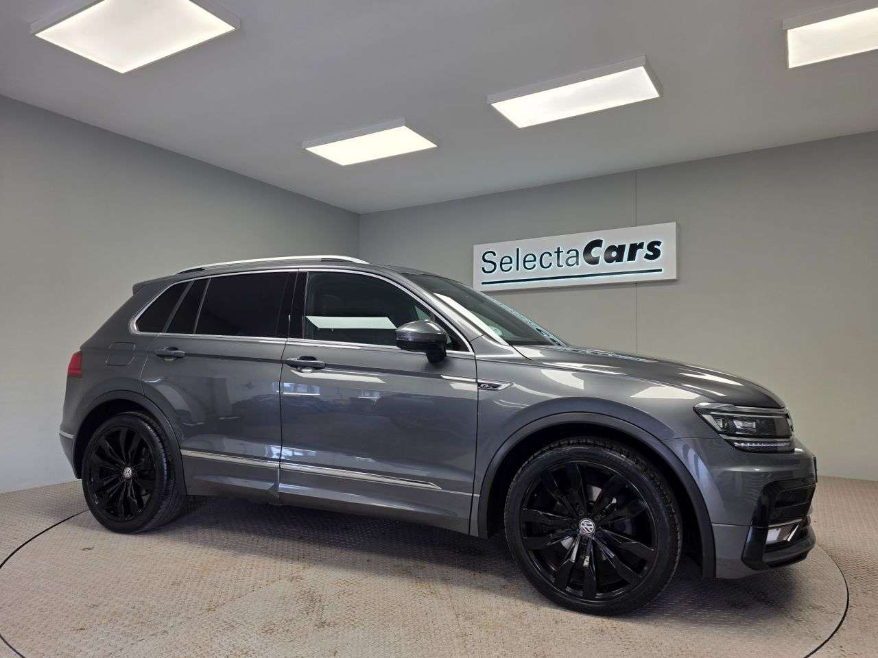 A 2018 VOLKSWAGEN TIGUAN 2.0 TDI R-Line SUV 5dr Diesel DSG 4Motion Euro 6 (s/s) (150 ps) A 2018 VOLKSWAGEN TIGUAN 2.0 TDI R-Line SUV 5dr Diesel DSG 4Motion Euro 6 (s/s) (150 ps)
