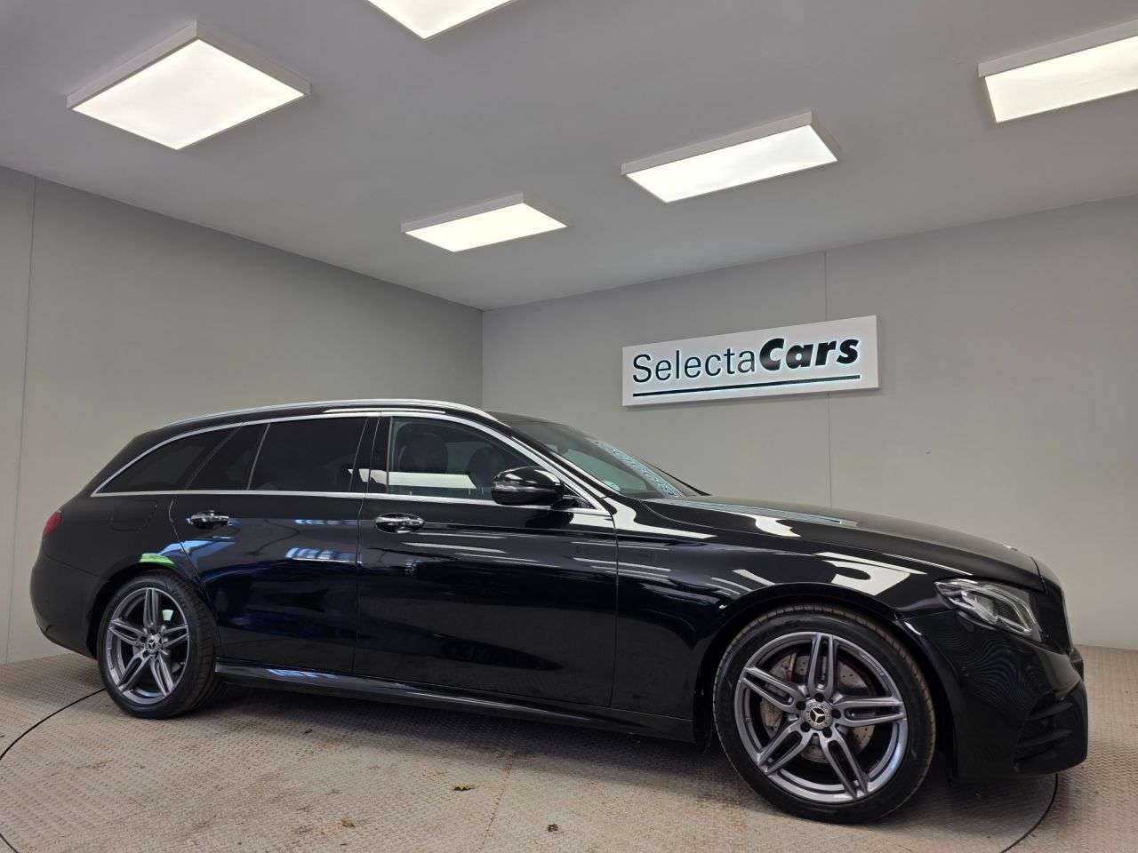 A 2019 MERCEDES-BENZ E-CLASS 2.0 E200 AMG Line (Premium) Estate 5dr Petrol G-Tronic+ Euro 6 (s/s) (184 p A 2019 MERCEDES-BENZ E-CLASS 2.0 E200 AMG Line (Premium) Estate 5dr Petrol G-Tronic+ Euro 6 (s/s) (184 p