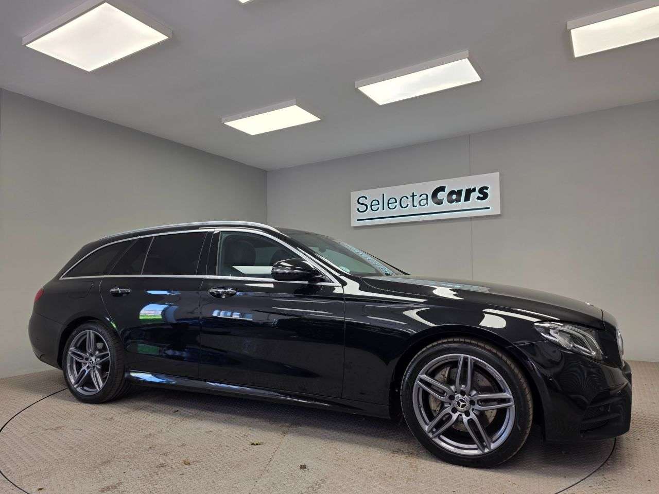 A 2019 MERCEDES-BENZ E-CLASS 2.0 E200 AMG Line (Premium) Estate 5dr Petrol G-Tronic+ Euro 6 (s/s) (184 p A 2019 MERCEDES-BENZ E-CLASS 2.0 E200 AMG Line (Premium) Estate 5dr Petrol G-Tronic+ Euro 6 (s/s) (184 p