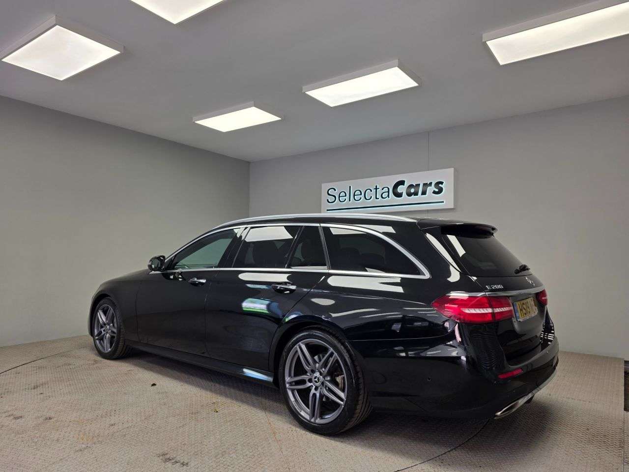 A 2019 MERCEDES-BENZ E-CLASS 2.0 E200 AMG Line (Premium) Estate 5dr Petrol G-Tronic+ Euro 6 (s/s) (184 p A 2019 MERCEDES-BENZ E-CLASS 2.0 E200 AMG Line (Premium) Estate 5dr Petrol G-Tronic+ Euro 6 (s/s) (184 p