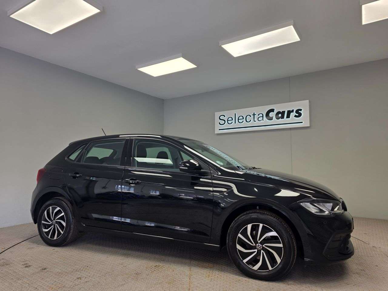 A 2022 VOLKSWAGEN POLO 1.0 TSI Life Hatchback 5dr Petrol Manual Euro 6 (s/s) (95 ps) A 2022 VOLKSWAGEN POLO 1.0 TSI Life Hatchback 5dr Petrol Manual Euro 6 (s/s) (95 ps)