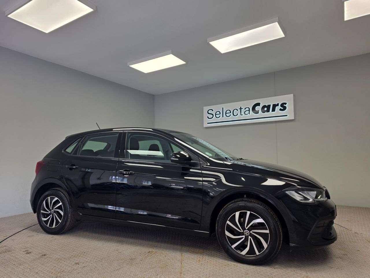 A 2022 VOLKSWAGEN POLO 1.0 TSI Life Hatchback 5dr Petrol Manual Euro 6 (s/s) (95 ps) A 2022 VOLKSWAGEN POLO 1.0 TSI Life Hatchback 5dr Petrol Manual Euro 6 (s/s) (95 ps)