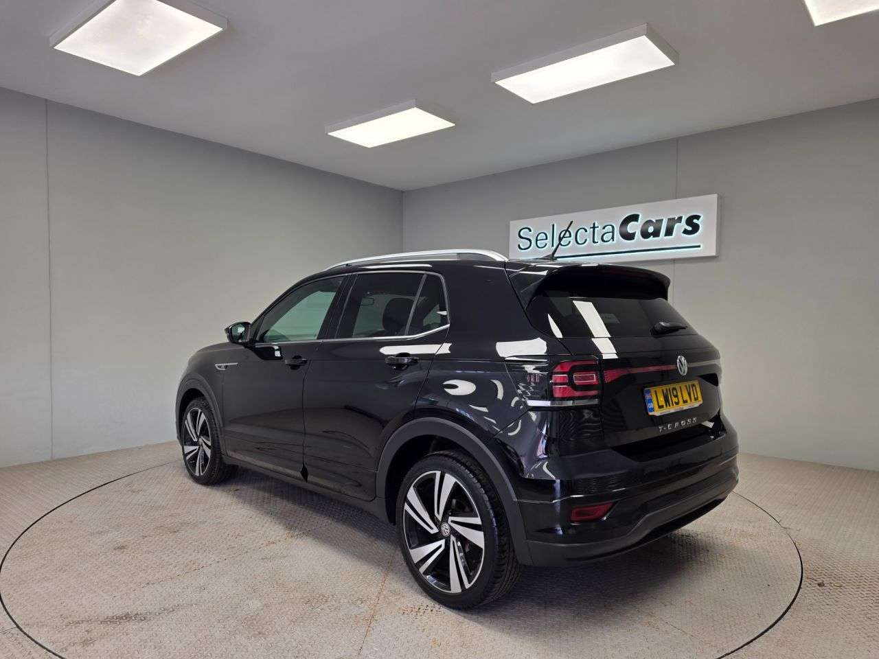 A 2019 VOLKSWAGEN T-CROSS 1.0 TSI R-Line SUV 5dr Petrol Manual Euro 6 (s/s) (115 ps) A 2019 VOLKSWAGEN T-CROSS 1.0 TSI R-Line SUV 5dr Petrol Manual Euro 6 (s/s) (115 ps)