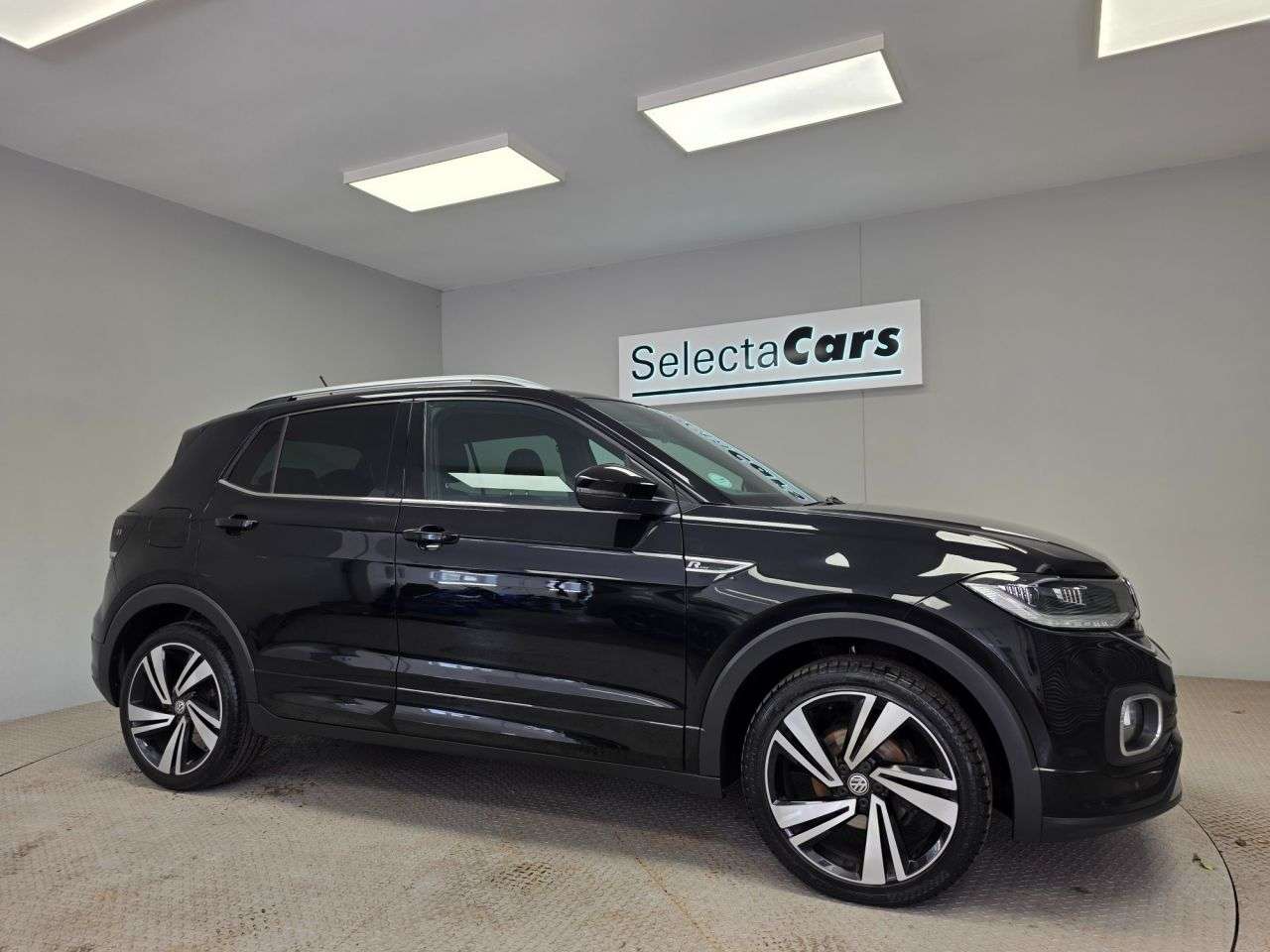 A 2019 VOLKSWAGEN T-CROSS 1.0 TSI R-Line SUV 5dr Petrol Manual Euro 6 (s/s) (115 ps) A 2019 VOLKSWAGEN T-CROSS 1.0 TSI R-Line SUV 5dr Petrol Manual Euro 6 (s/s) (115 ps)