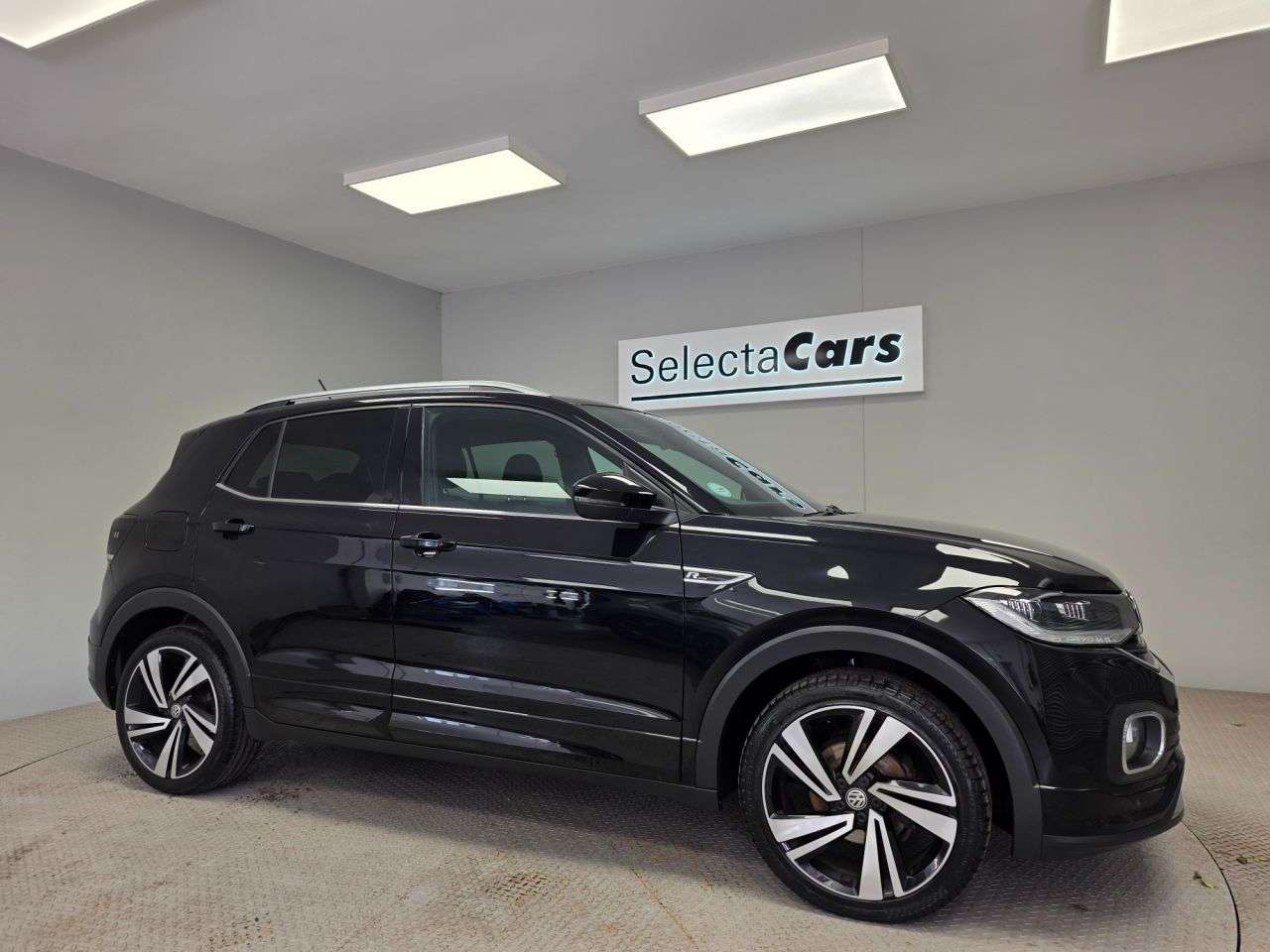 A 2019 VOLKSWAGEN T-CROSS 1.0 TSI R-Line SUV 5dr Petrol Manual Euro 6 (s/s) (115 ps) A 2019 VOLKSWAGEN T-CROSS 1.0 TSI R-Line SUV 5dr Petrol Manual Euro 6 (s/s) (115 ps)