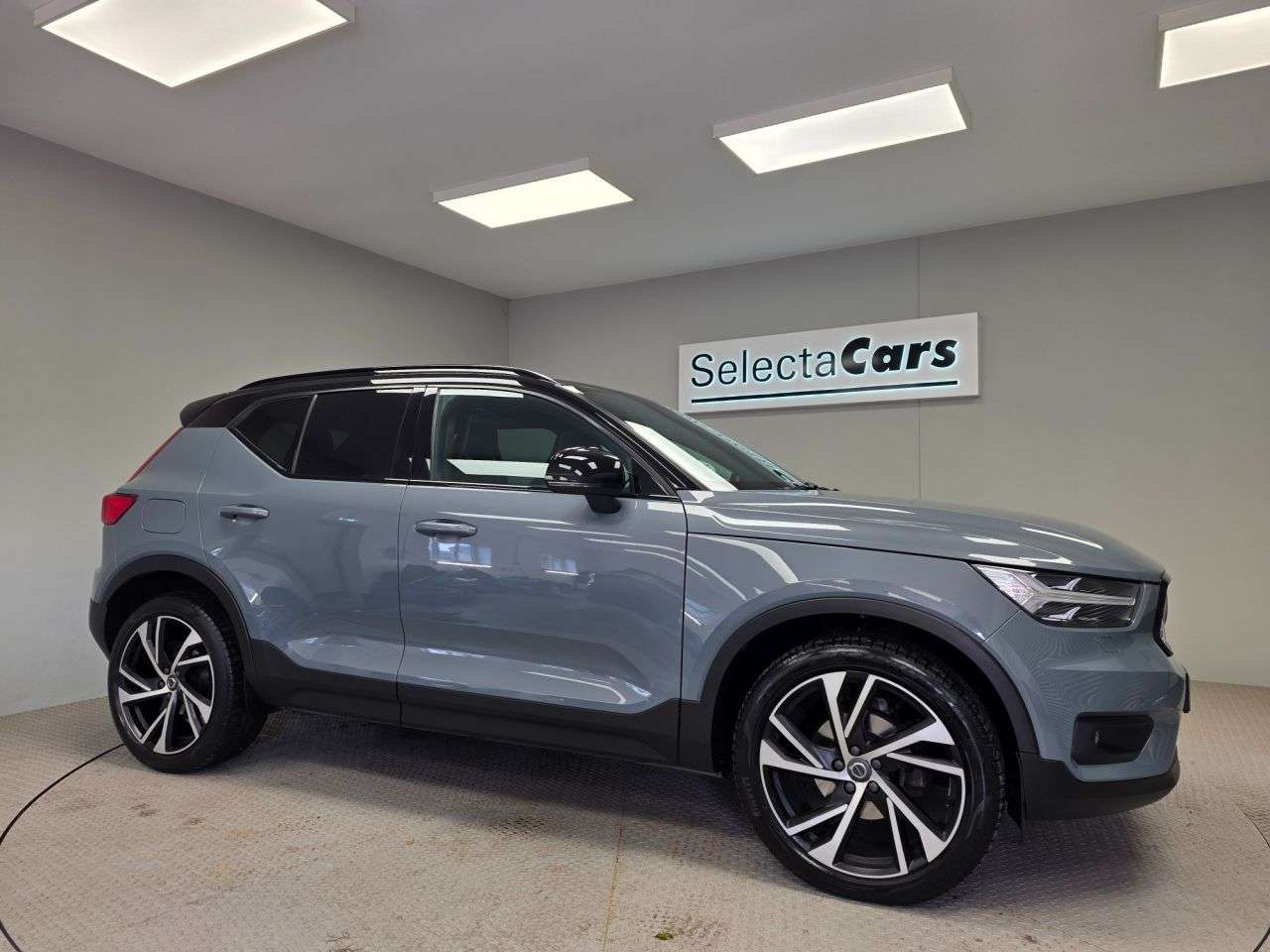 A 2022 VOLVO XC40 1.5 T3 R-Design Pro SUV 5dr Petrol Auto Euro 6 (s/s) (163 ps) A 2022 VOLVO XC40 1.5 T3 R-Design Pro SUV 5dr Petrol Auto Euro 6 (s/s) (163 ps)