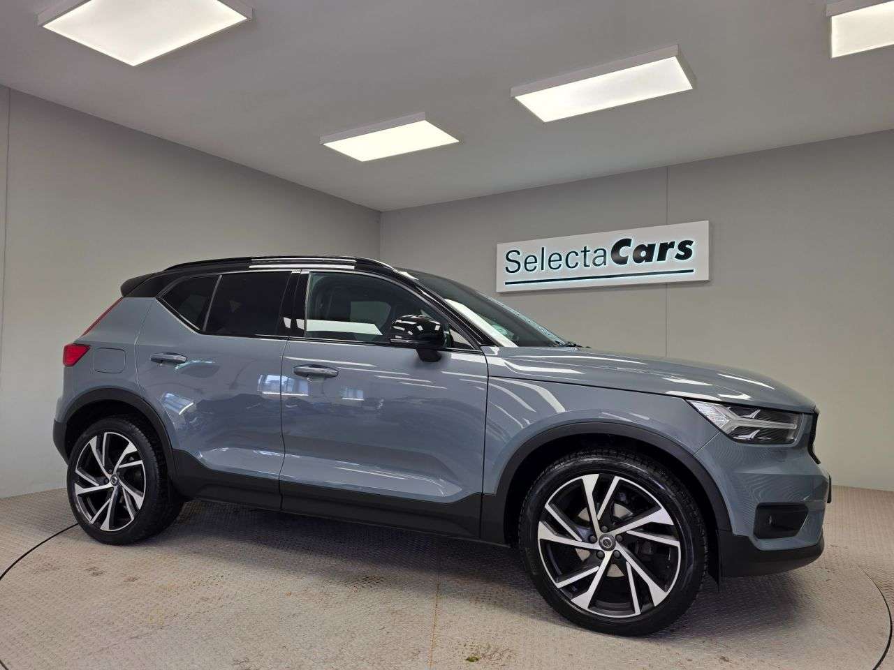 A 2022 VOLVO XC40 1.5 T3 R-Design Pro SUV 5dr Petrol Auto Euro 6 (s/s) (163 ps) A 2022 VOLVO XC40 1.5 T3 R-Design Pro SUV 5dr Petrol Auto Euro 6 (s/s) (163 ps)