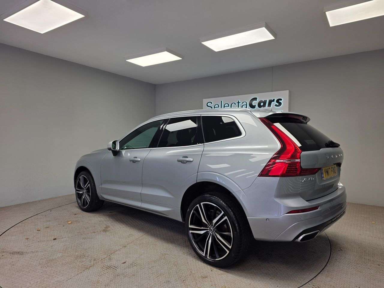 A 2017 VOLVO XC60 2.0 D5 PowerPulse R-Design Pro SUV 5dr Diesel Auto AWD Euro 6 (s/s) (235 ps A 2017 VOLVO XC60 2.0 D5 PowerPulse R-Design Pro SUV 5dr Diesel Auto AWD Euro 6 (s/s) (235 ps