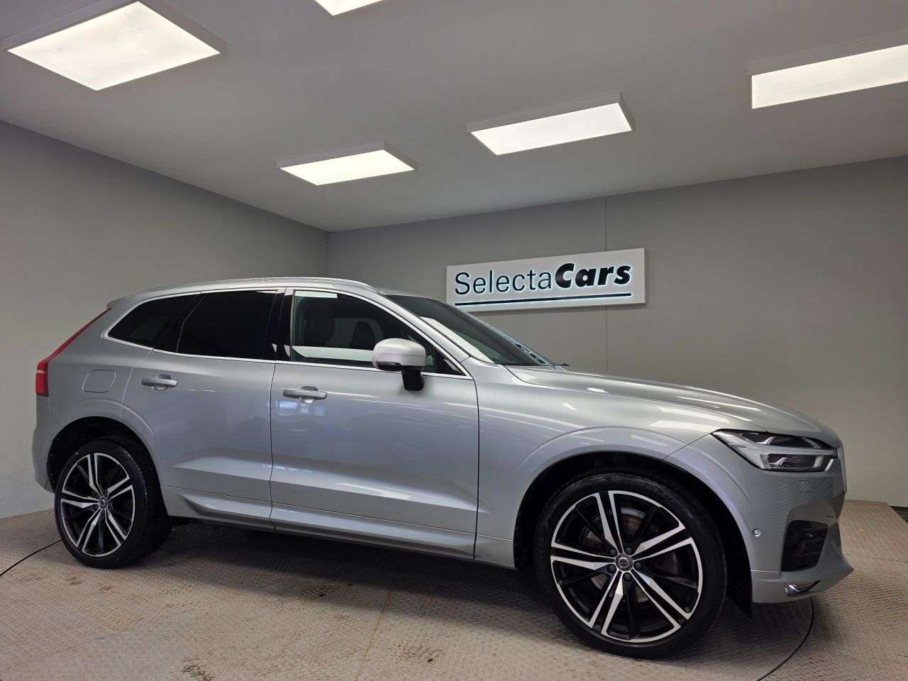 A 2017 VOLVO XC60 2.0 D5 PowerPulse R-Design Pro SUV 5dr Diesel Auto AWD Euro 6 (s/s) (235 ps A 2017 VOLVO XC60 2.0 D5 PowerPulse R-Design Pro SUV 5dr Diesel Auto AWD Euro 6 (s/s) (235 ps