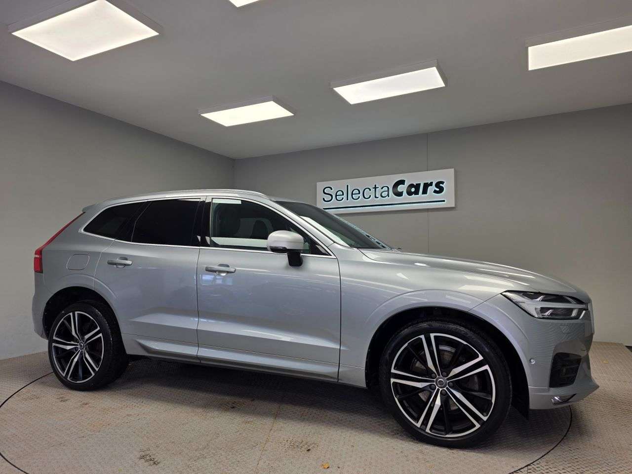 A 2017 VOLVO XC60 2.0 D5 PowerPulse R-Design Pro SUV 5dr Diesel Auto AWD Euro 6 (s/s) (235 ps A 2017 VOLVO XC60 2.0 D5 PowerPulse R-Design Pro SUV 5dr Diesel Auto AWD Euro 6 (s/s) (235 ps