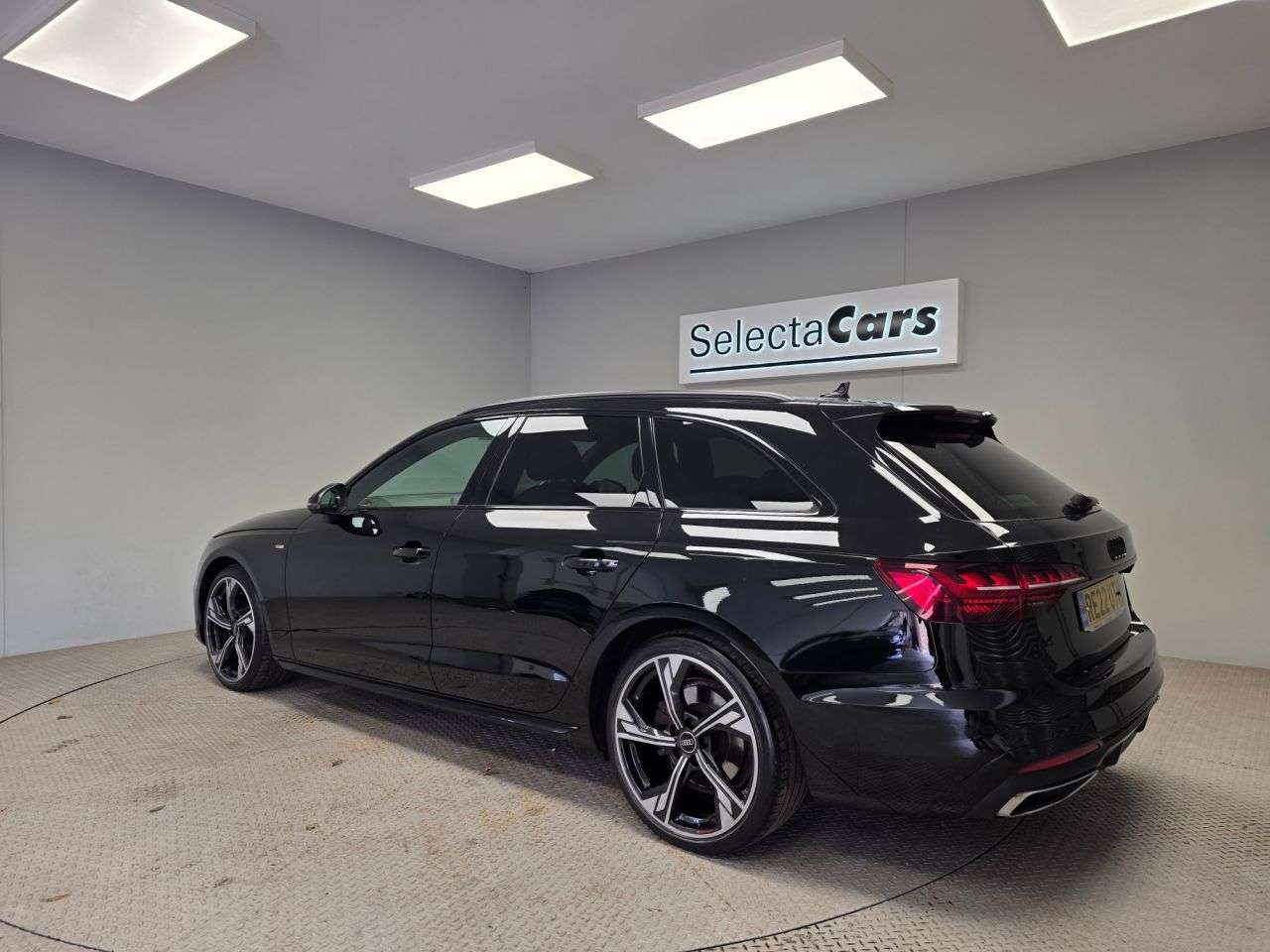 A 2022 AUDI A4 AVANT 2.0 TFSI 35 Black Edition Estate 5dr Petrol S Tronic Euro 6 (s/s) (150 ps) A 2022 AUDI A4 AVANT 2.0 TFSI 35 Black Edition Estate 5dr Petrol S Tronic Euro 6 (s/s) (150 ps)