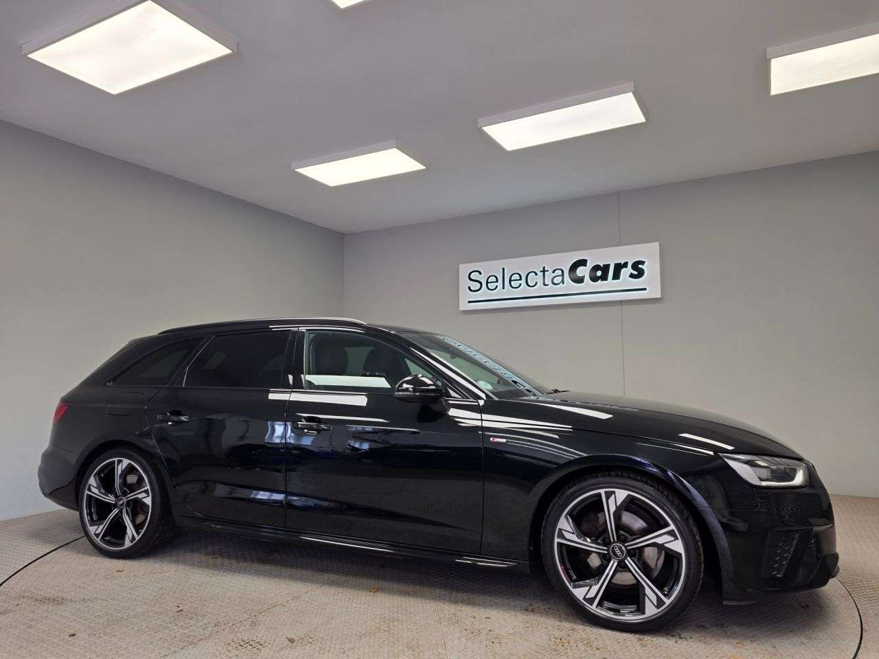 A 2022 AUDI A4 AVANT 2.0 TFSI 35 Black Edition Estate 5dr Petrol S Tronic Euro 6 (s/s) (150 ps) A 2022 AUDI A4 AVANT 2.0 TFSI 35 Black Edition Estate 5dr Petrol S Tronic Euro 6 (s/s) (150 ps)