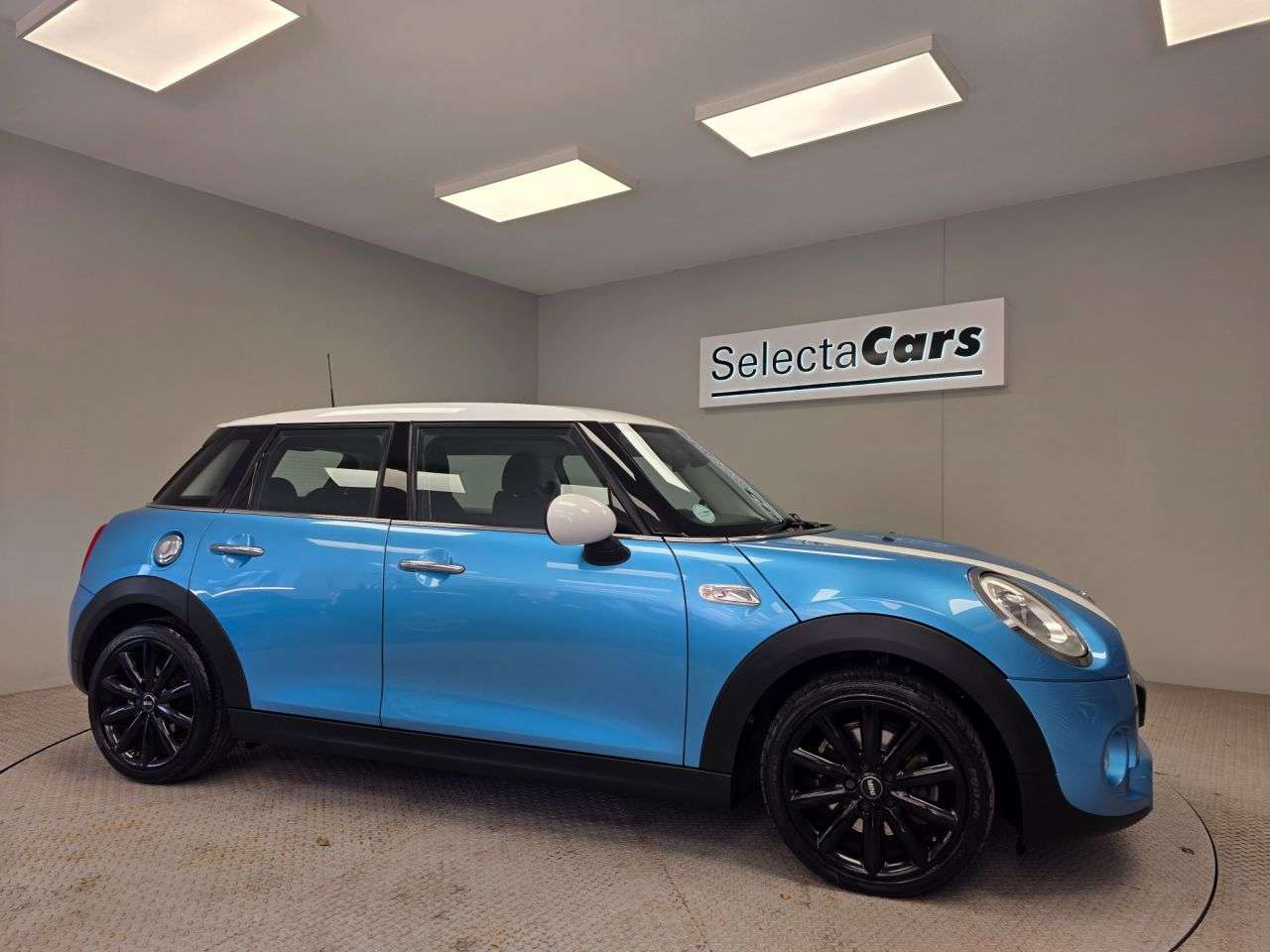 A 2017 MINI MINI COOPER S A 2017 MINI MINI COOPER S