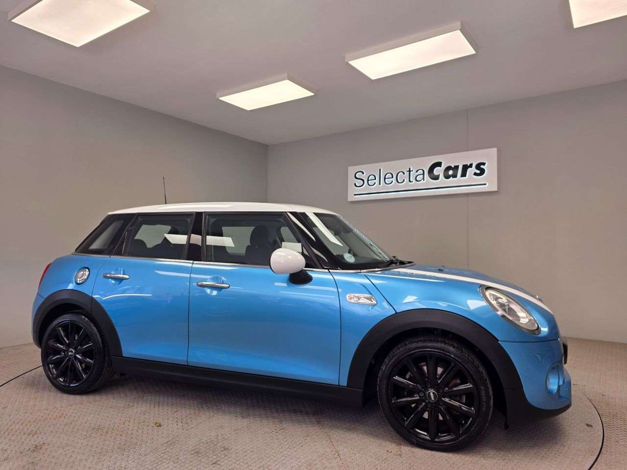 A 2017 MINI MINI COOPER S A 2017 MINI MINI COOPER S