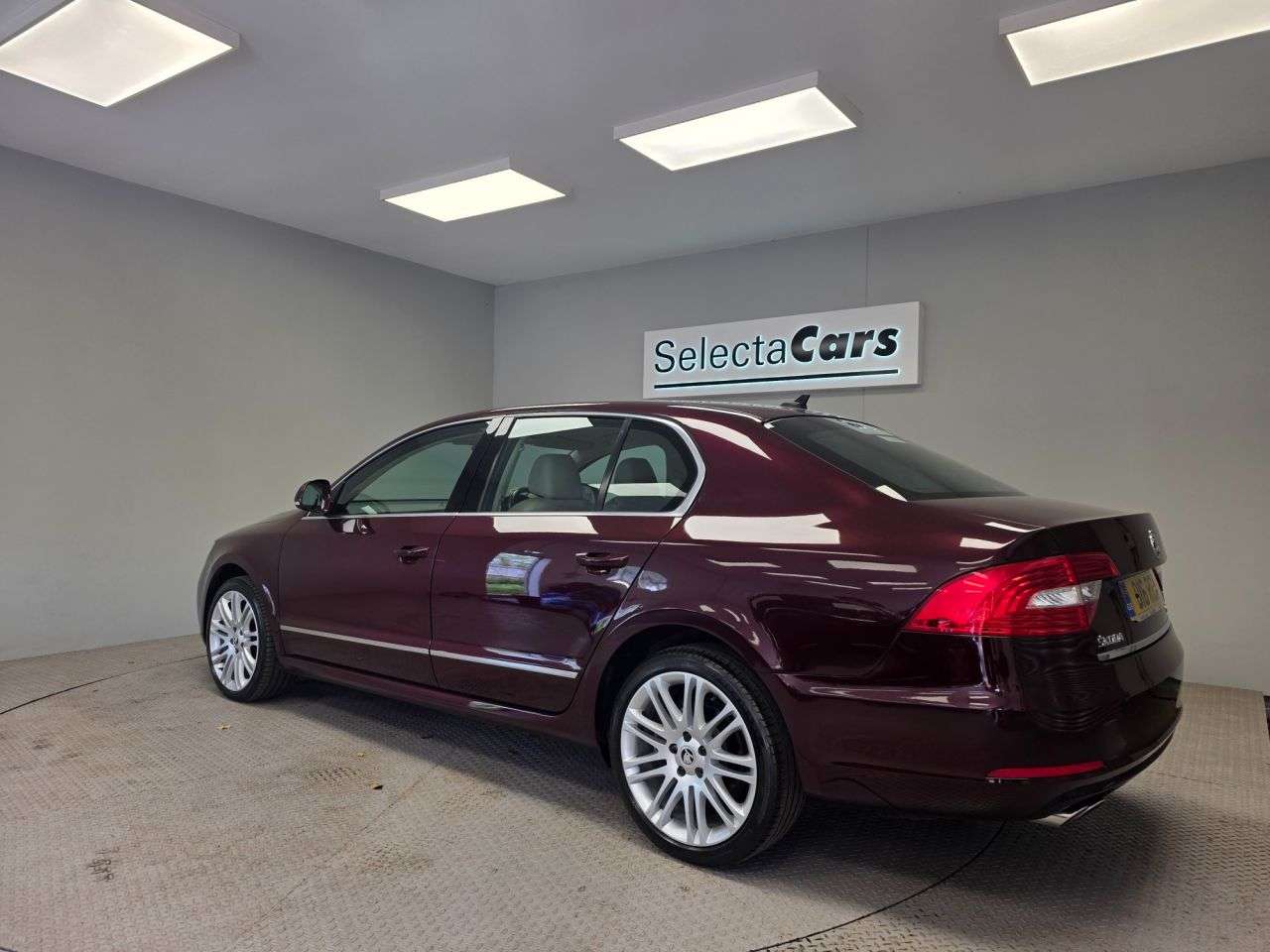 A 2015 SKODA SUPERB 2.0 TDI Elegance Hatchback 5dr Diesel DSG Euro 5 (s/s) (170 ps) A 2015 SKODA SUPERB 2.0 TDI Elegance Hatchback 5dr Diesel DSG Euro 5 (s/s) (170 ps)