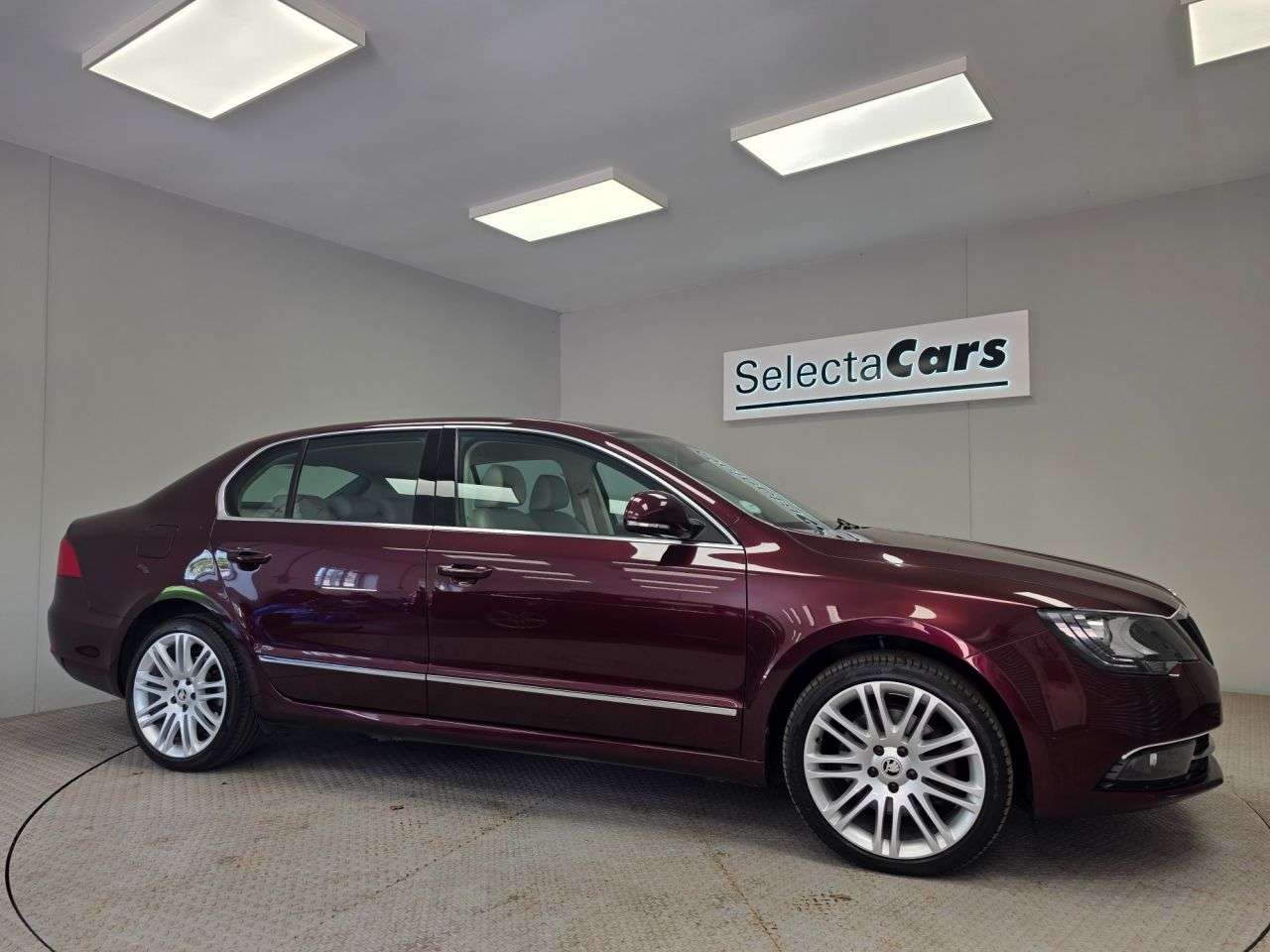 A 2015 SKODA SUPERB 2.0 TDI Elegance Hatchback 5dr Diesel DSG Euro 5 (s/s) (170 ps) A 2015 SKODA SUPERB 2.0 TDI Elegance Hatchback 5dr Diesel DSG Euro 5 (s/s) (170 ps)