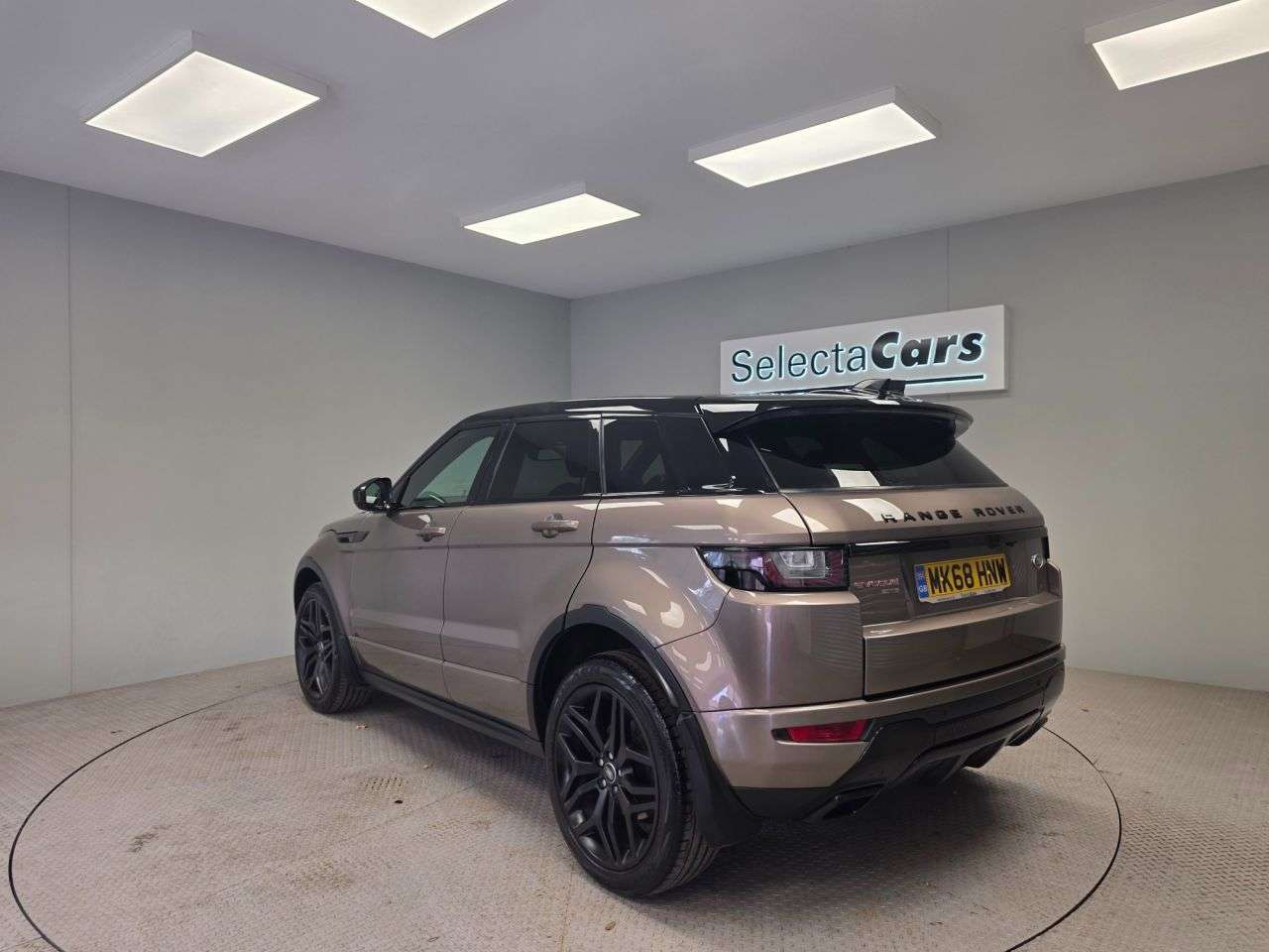 A 2018 LAND ROVER RANGE ROVER EVOQUE 2.0 TD4 HSE Dynamic SUV 5dr Diesel Auto 4WD Euro 6 (s/s) (180 ps) A 2018 LAND ROVER RANGE ROVER EVOQUE 2.0 TD4 HSE Dynamic SUV 5dr Diesel Auto 4WD Euro 6 (s/s) (180 ps)