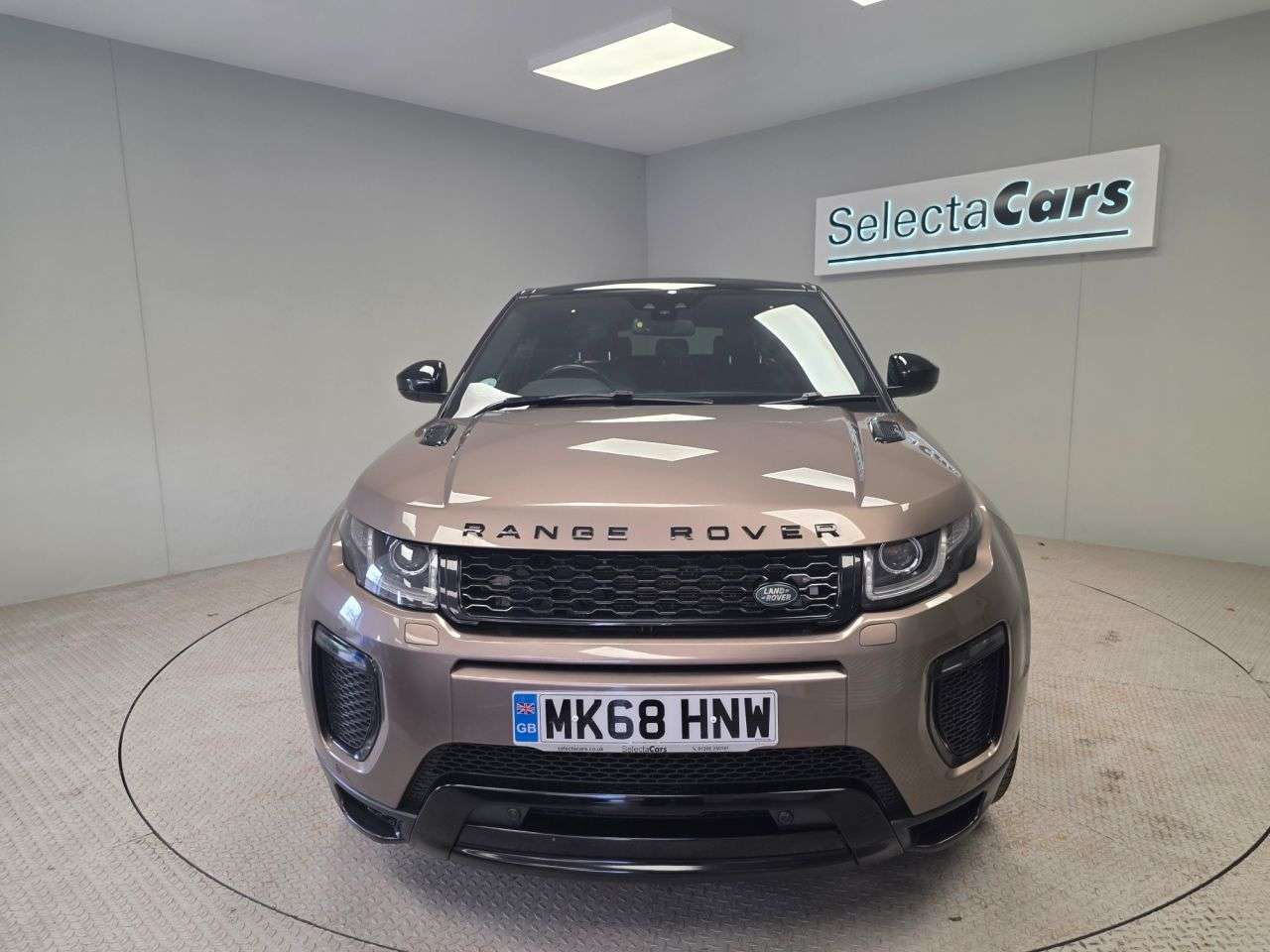 A 2018 LAND ROVER RANGE ROVER EVOQUE 2.0 TD4 HSE Dynamic SUV 5dr Diesel Auto 4WD Euro 6 (s/s) (180 ps) A 2018 LAND ROVER RANGE ROVER EVOQUE 2.0 TD4 HSE Dynamic SUV 5dr Diesel Auto 4WD Euro 6 (s/s) (180 ps)