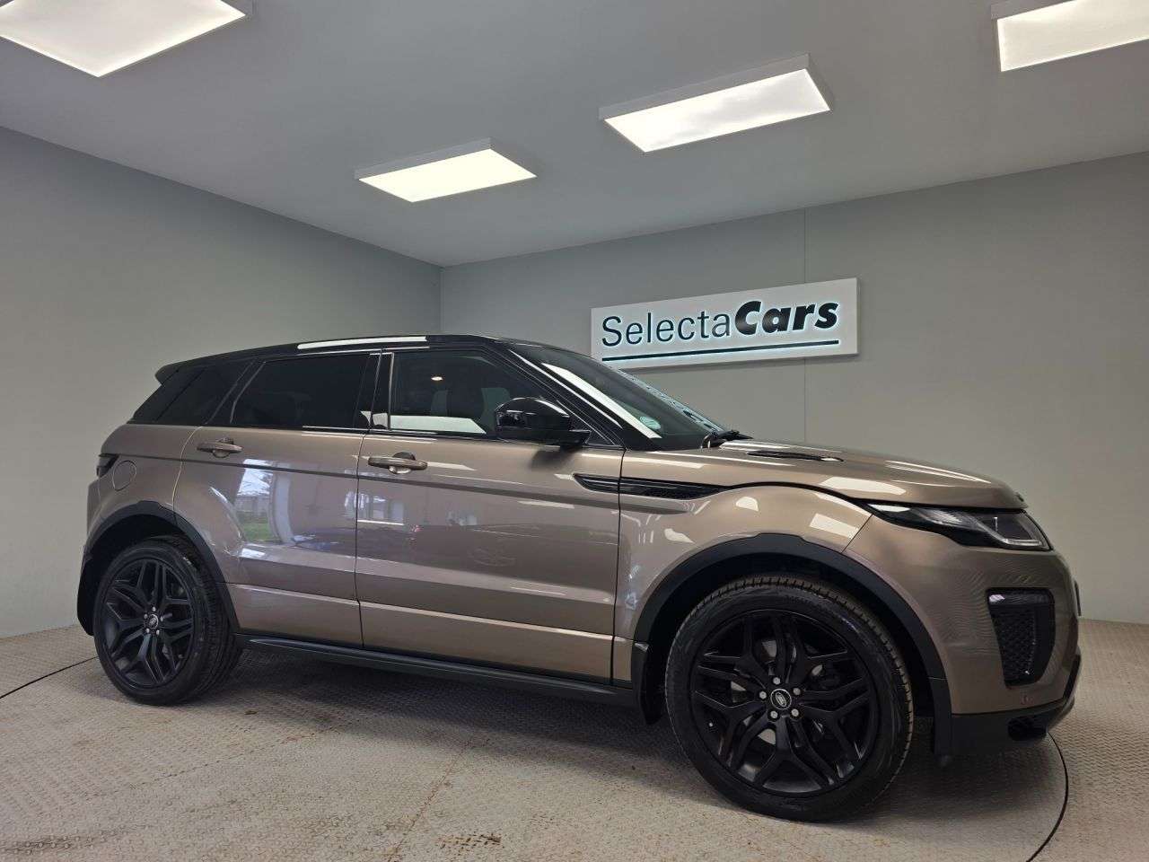 A 2018 LAND ROVER RANGE ROVER EVOQUE 2.0 TD4 HSE Dynamic SUV 5dr Diesel Auto 4WD Euro 6 (s/s) (180 ps) A 2018 LAND ROVER RANGE ROVER EVOQUE 2.0 TD4 HSE Dynamic SUV 5dr Diesel Auto 4WD Euro 6 (s/s) (180 ps)