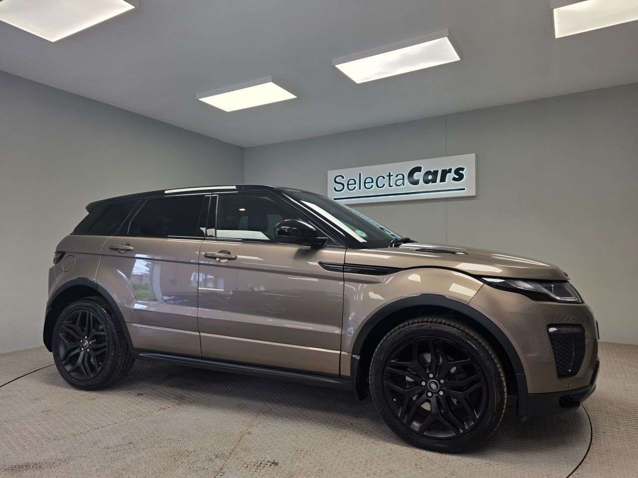 A 2018 LAND ROVER RANGE ROVER EVOQUE 2.0 TD4 HSE Dynamic SUV 5dr Diesel Auto 4WD Euro 6 (s/s) (180 ps) A 2018 LAND ROVER RANGE ROVER EVOQUE 2.0 TD4 HSE Dynamic SUV 5dr Diesel Auto 4WD Euro 6 (s/s) (180 ps)
