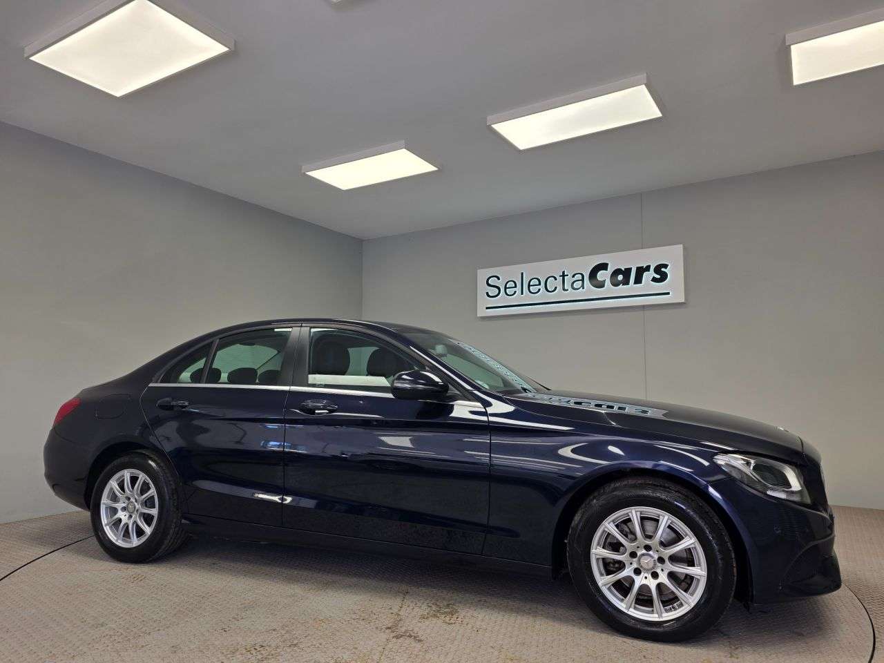 A 2016 MERCEDES-BENZ C CLASS 2.1 C220d SE Saloon 4dr Diesel 7G-Tronic+ Euro 6 (s/s) (170 ps) A 2016 MERCEDES-BENZ C CLASS 2.1 C220d SE Saloon 4dr Diesel 7G-Tronic+ Euro 6 (s/s) (170 ps)